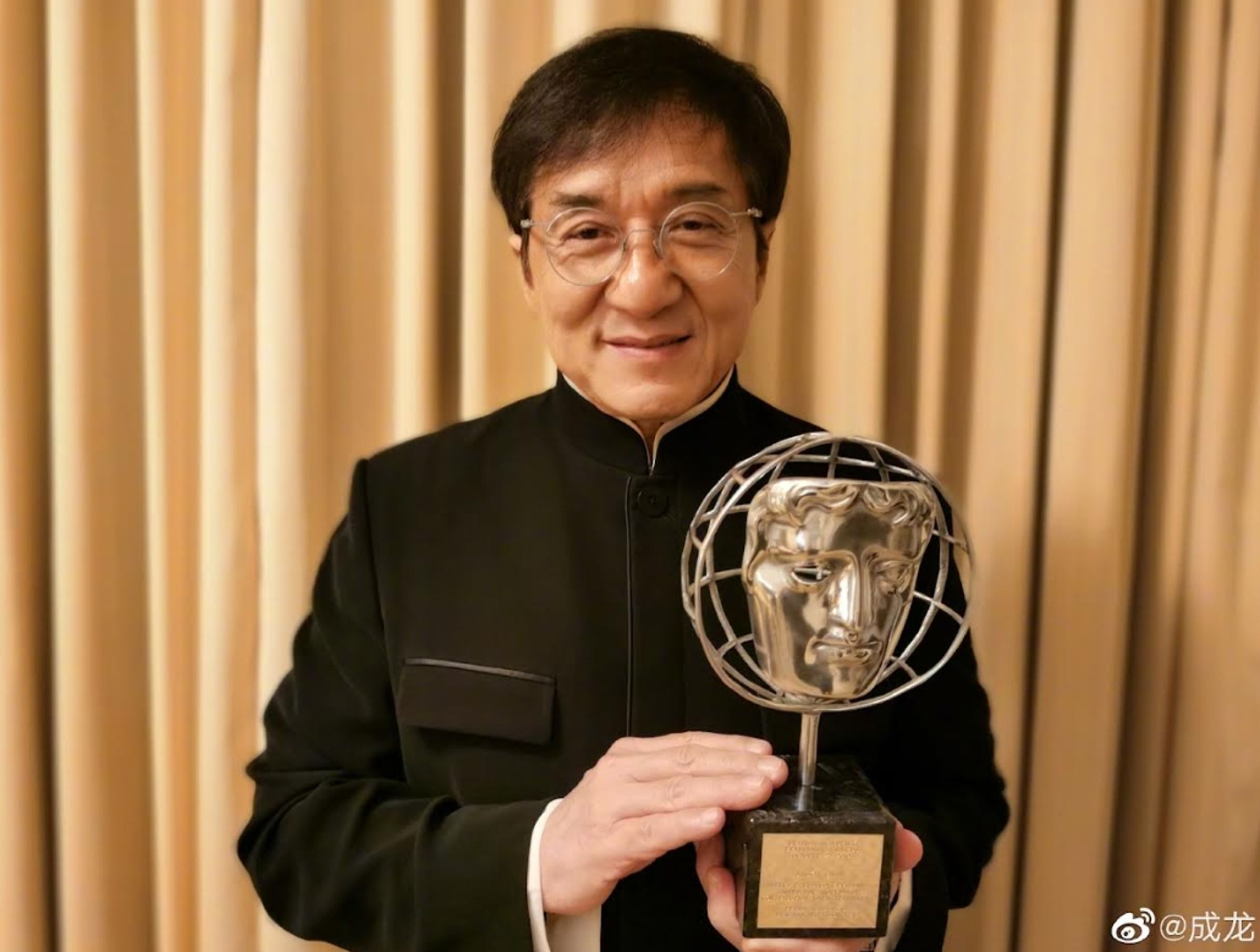 成龍年輕時女粉超多，曾有粉絲3次隱身在人群裡以打成龍耳光方式令成龍記得他，行為匪夷所思。（翻攝自成龍微博）