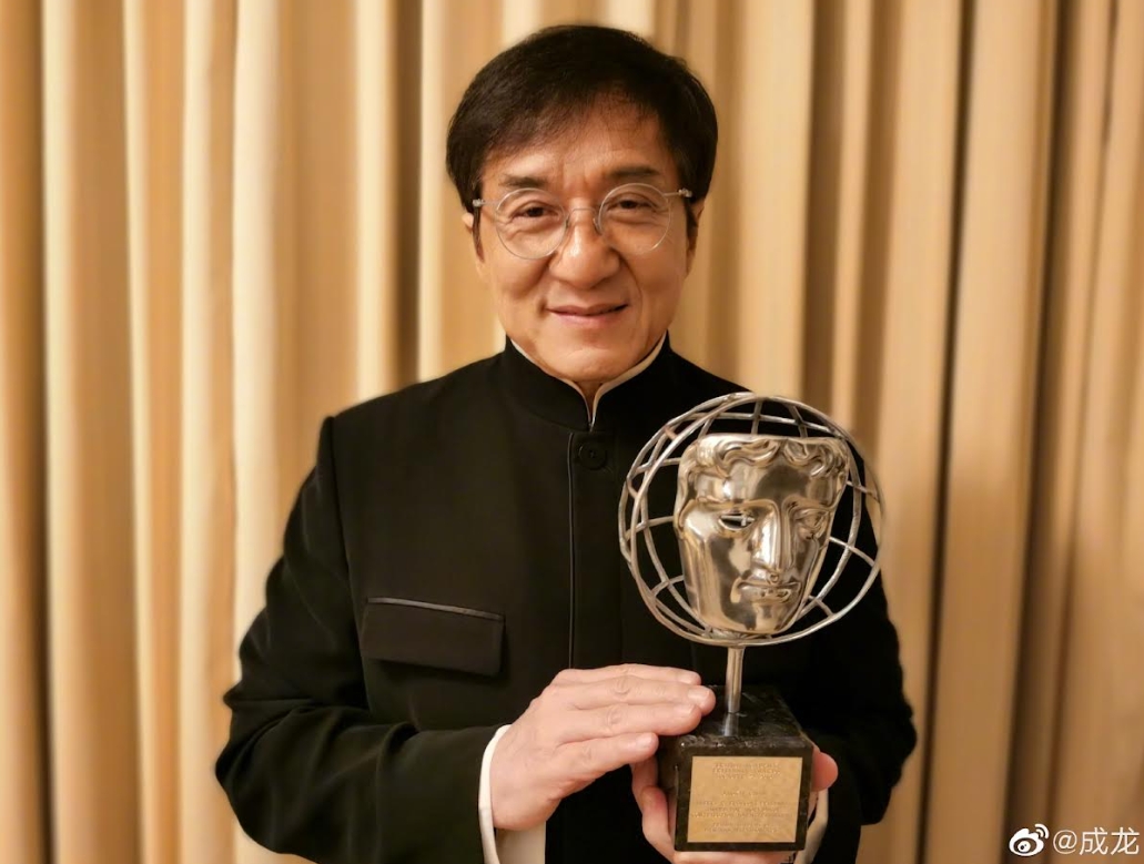 成龍年輕時女粉超多，曾有粉絲3次隱身在人群裡以打成龍耳光方式令成龍記得他，行為匪夷所思。（翻攝自成龍微博）