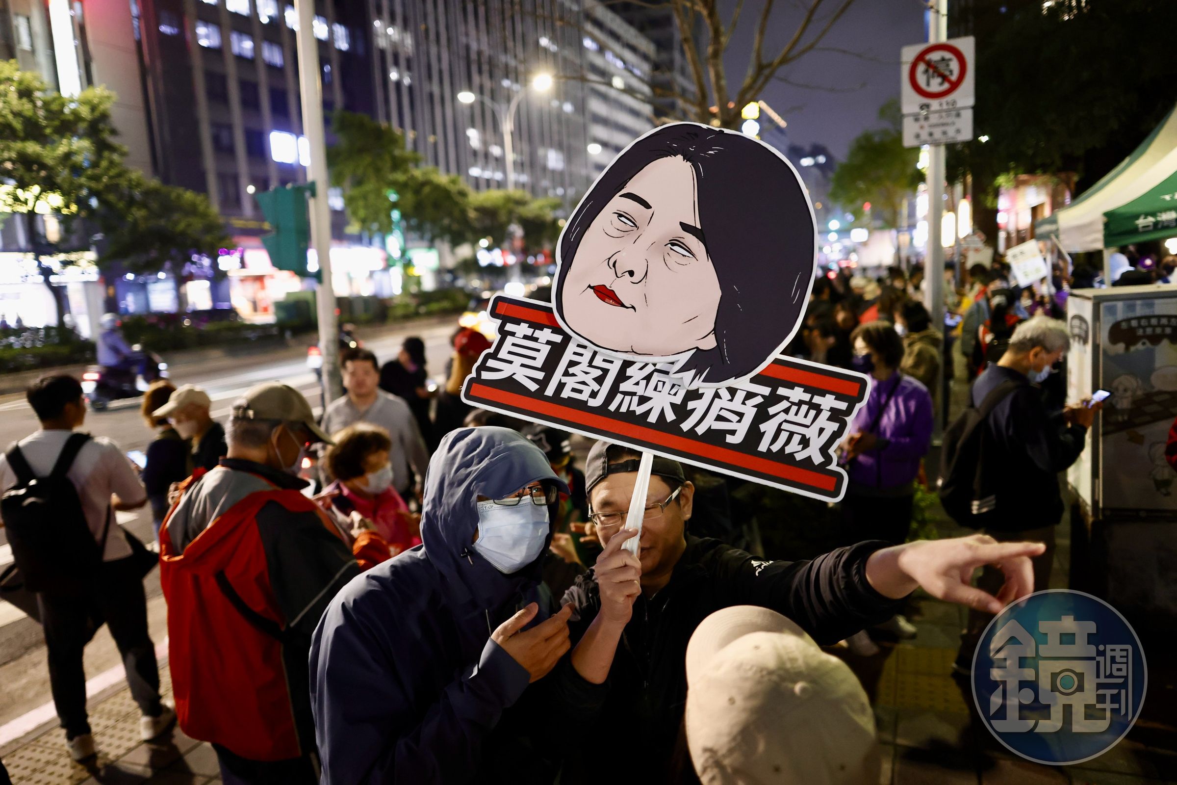 昨晚間,罷免王鴻薇連署站人潮爆炸。