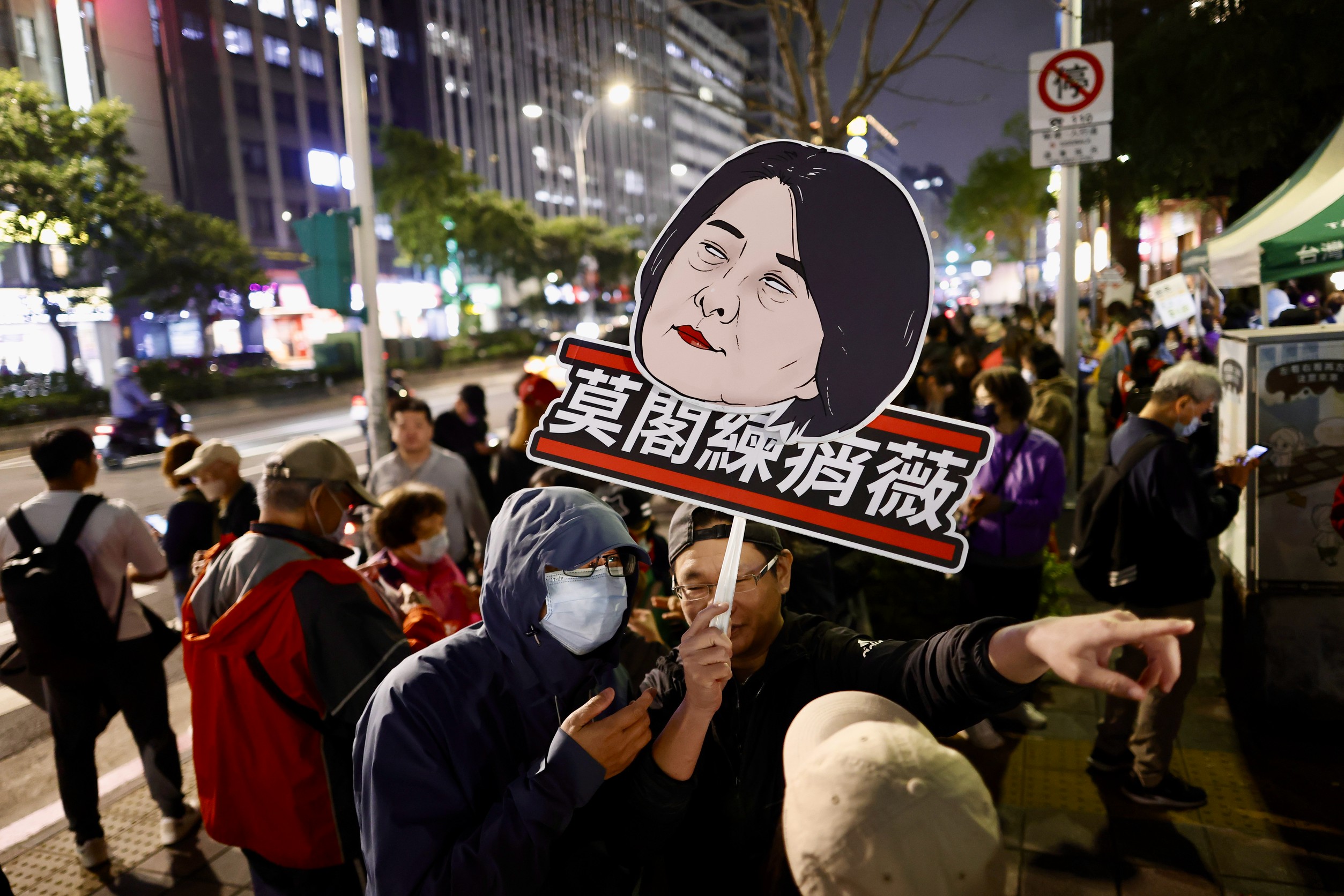 昨晚間，罷免王鴻薇連署站人潮爆炸。