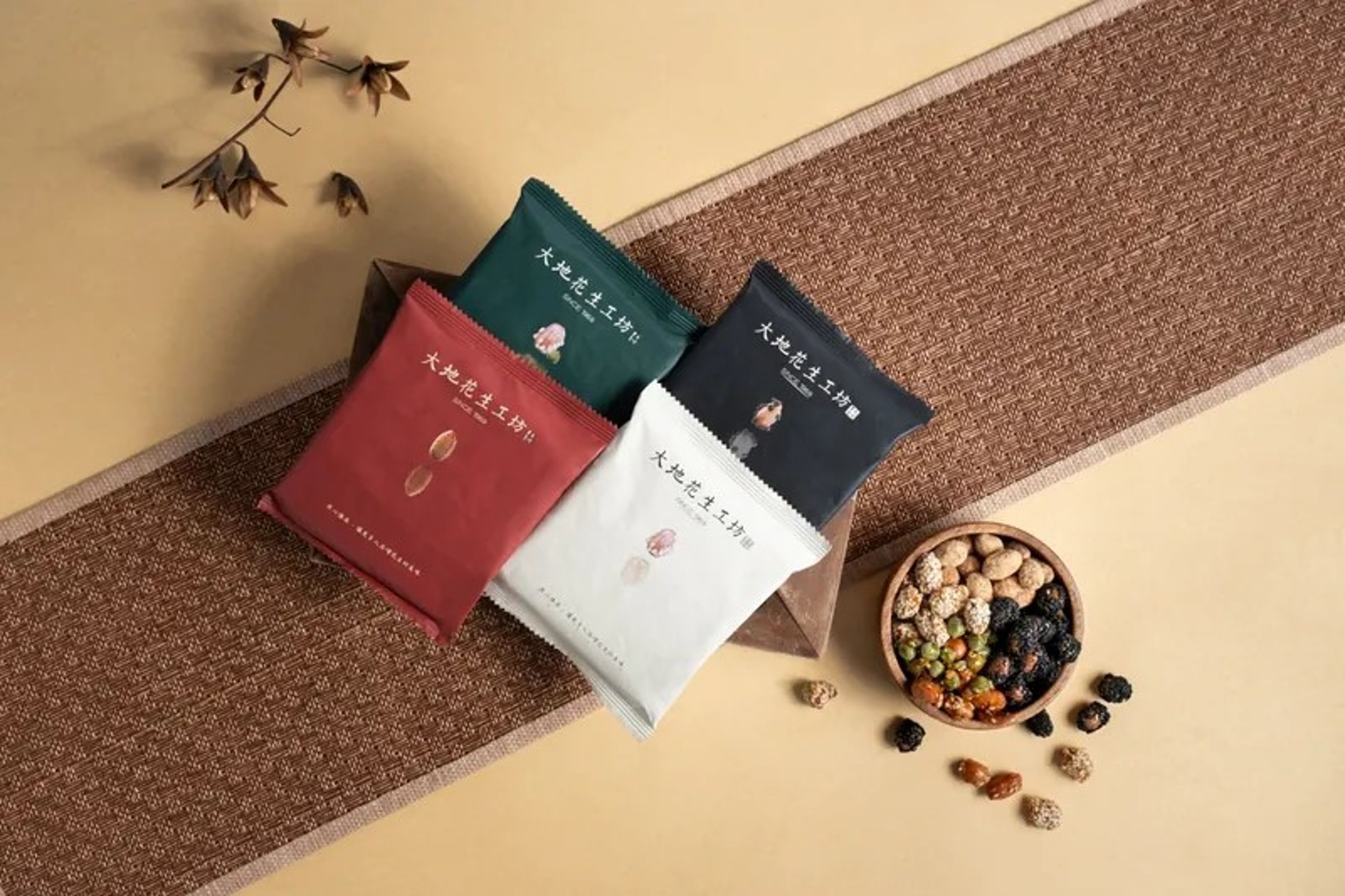 「花生裹」的隨手包以不同顏色包裝代表相異口味,質感超優的小包裝最適合拿來讓親友入坑。(79元/隨手包,大地花生工坊提供)