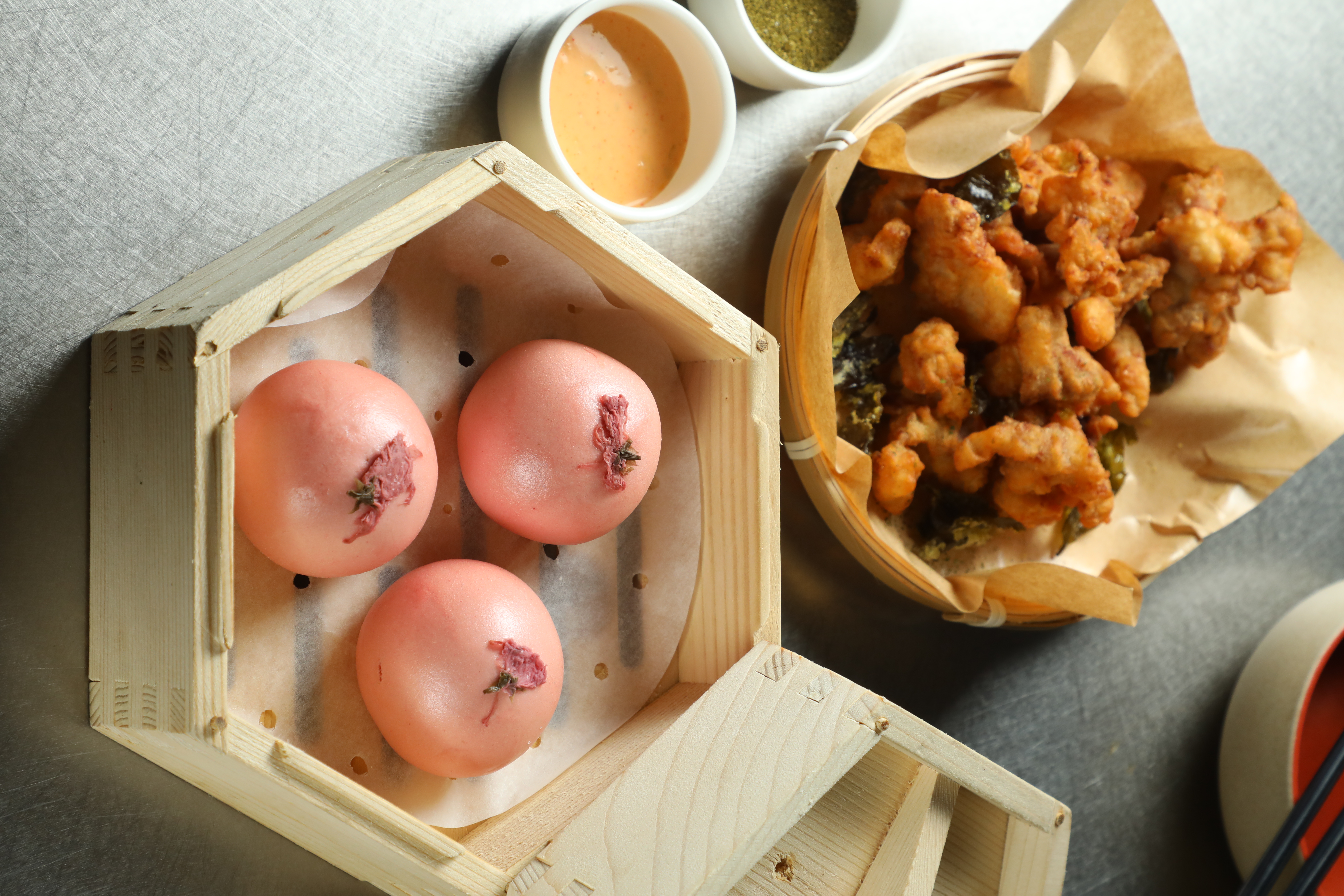 中式點心「櫻花紫薯包」（前，135元／份），以及台味炸物「蒔內卜肉」（後，175元／份）都是茶點中的人氣之選。