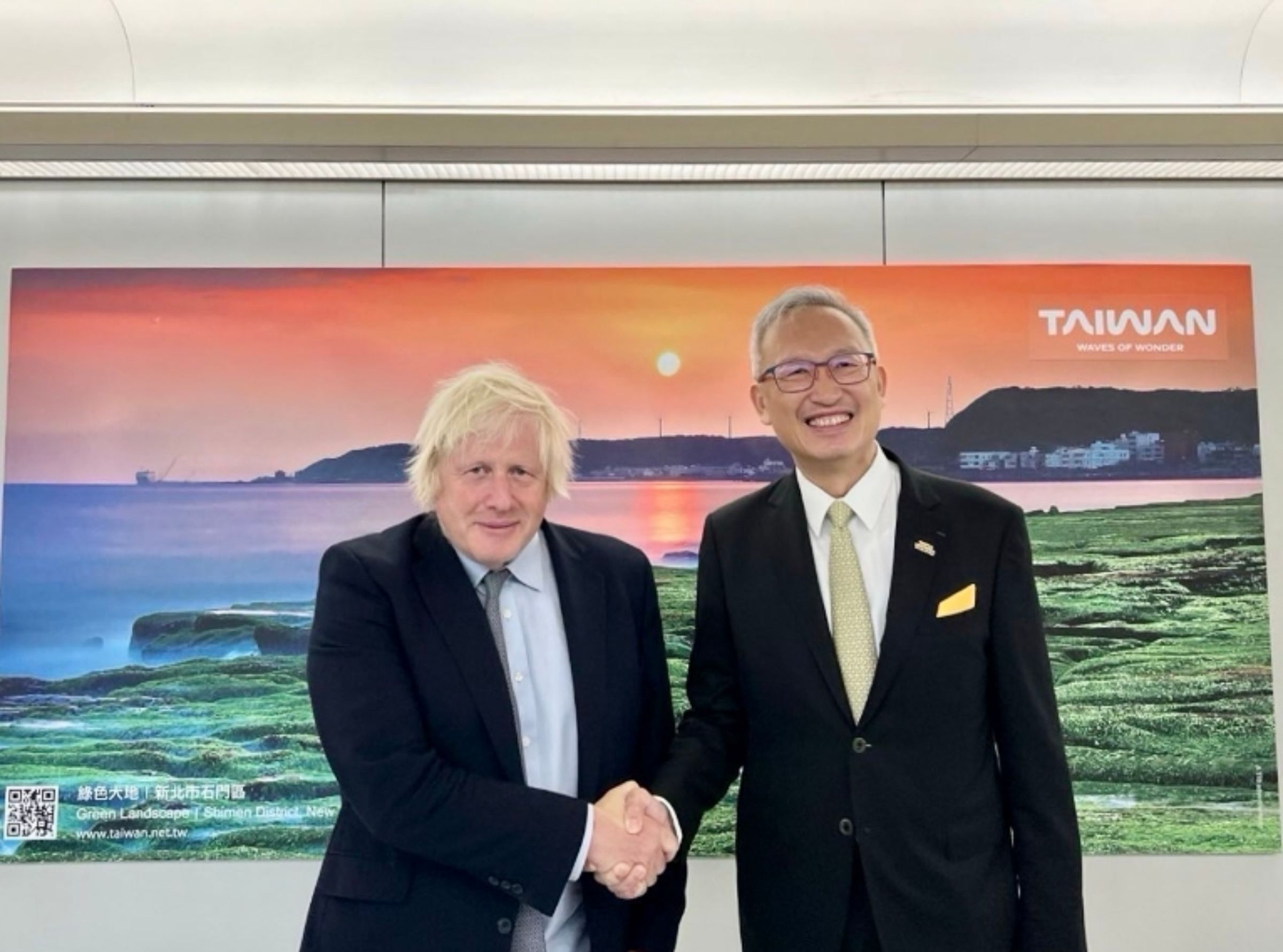 英國前首相強生（左）首訪台。（取自外交部官網）