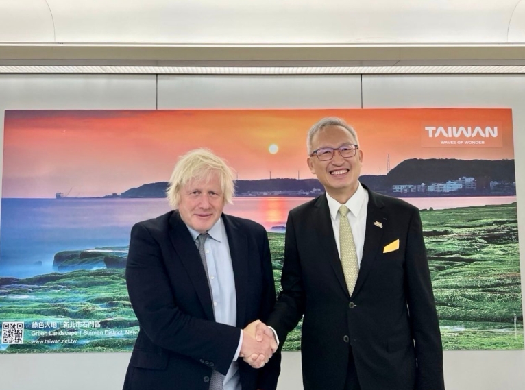 英國前首相強生（左）首訪台。（取自外交部官網）