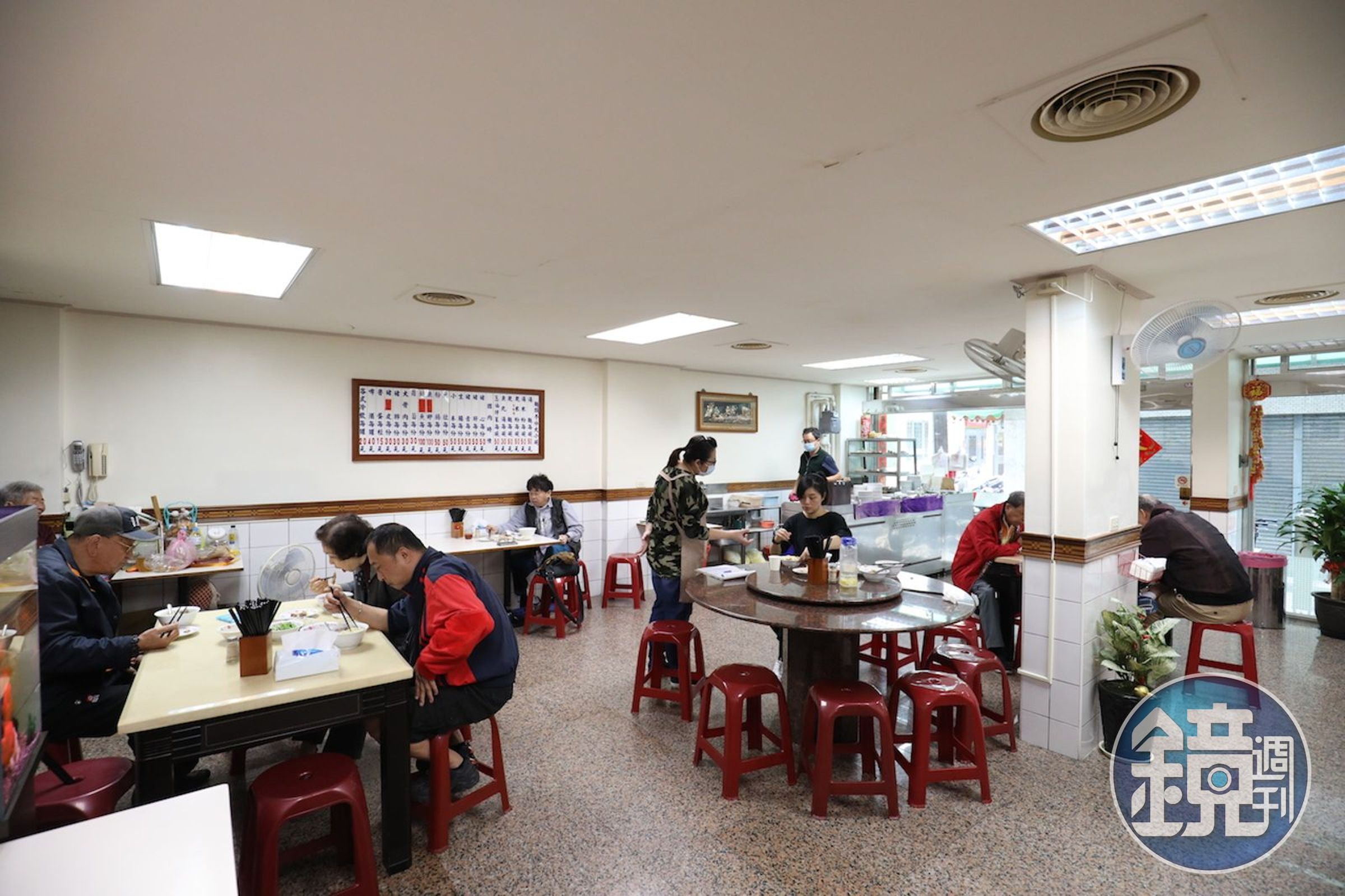 位在高雄老城區的「鄭家切仔麵」,第一眼就用窗明几淨抓住人們的印象。