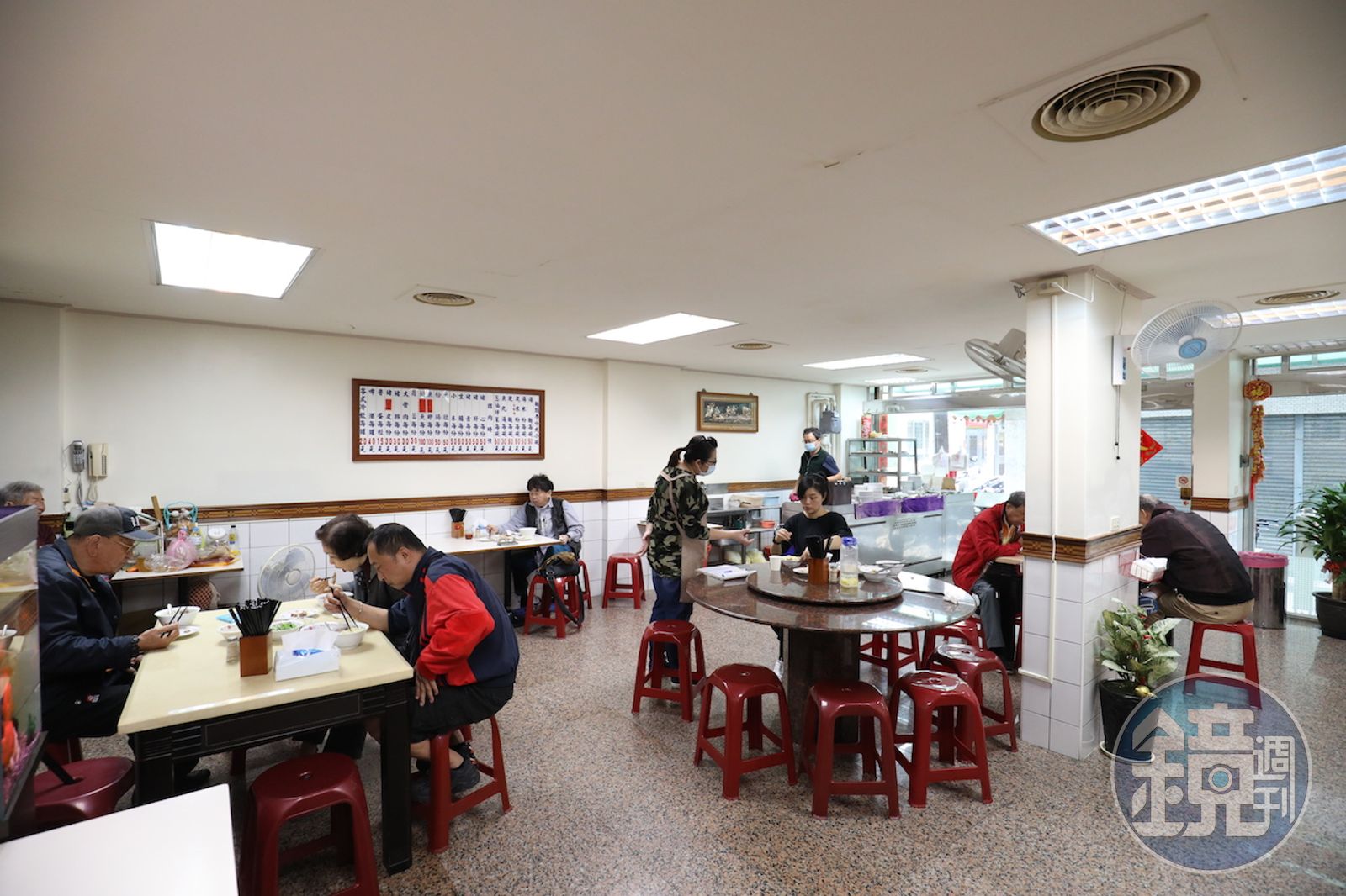 位在高雄老城區的「鄭家切仔麵」,第一眼就用窗明几淨抓住人們的印象。