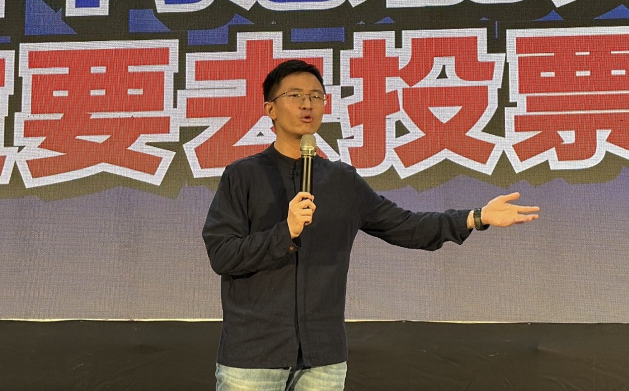 侯漢廷批「青鳥」惡意造謠，釣出被他截圖網友反問：「現在是戒嚴了嗎？我的言論自由呢？」（翻攝自侯漢廷臉書）