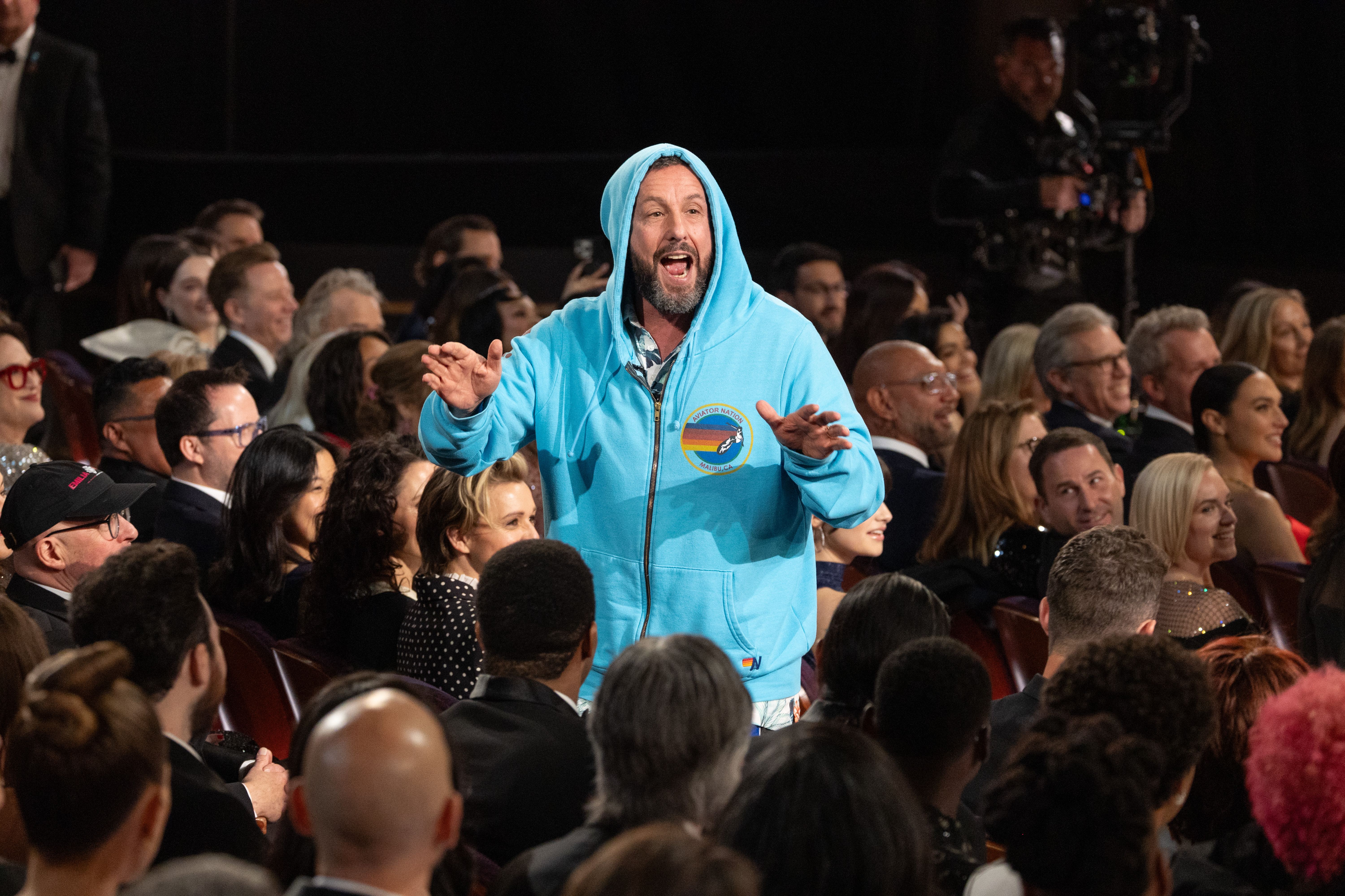 亞當山德勒故意穿著運動服來鬧場，與主持人康納歐布萊恩唇槍舌戰。（Phil McCarten / The Academy）