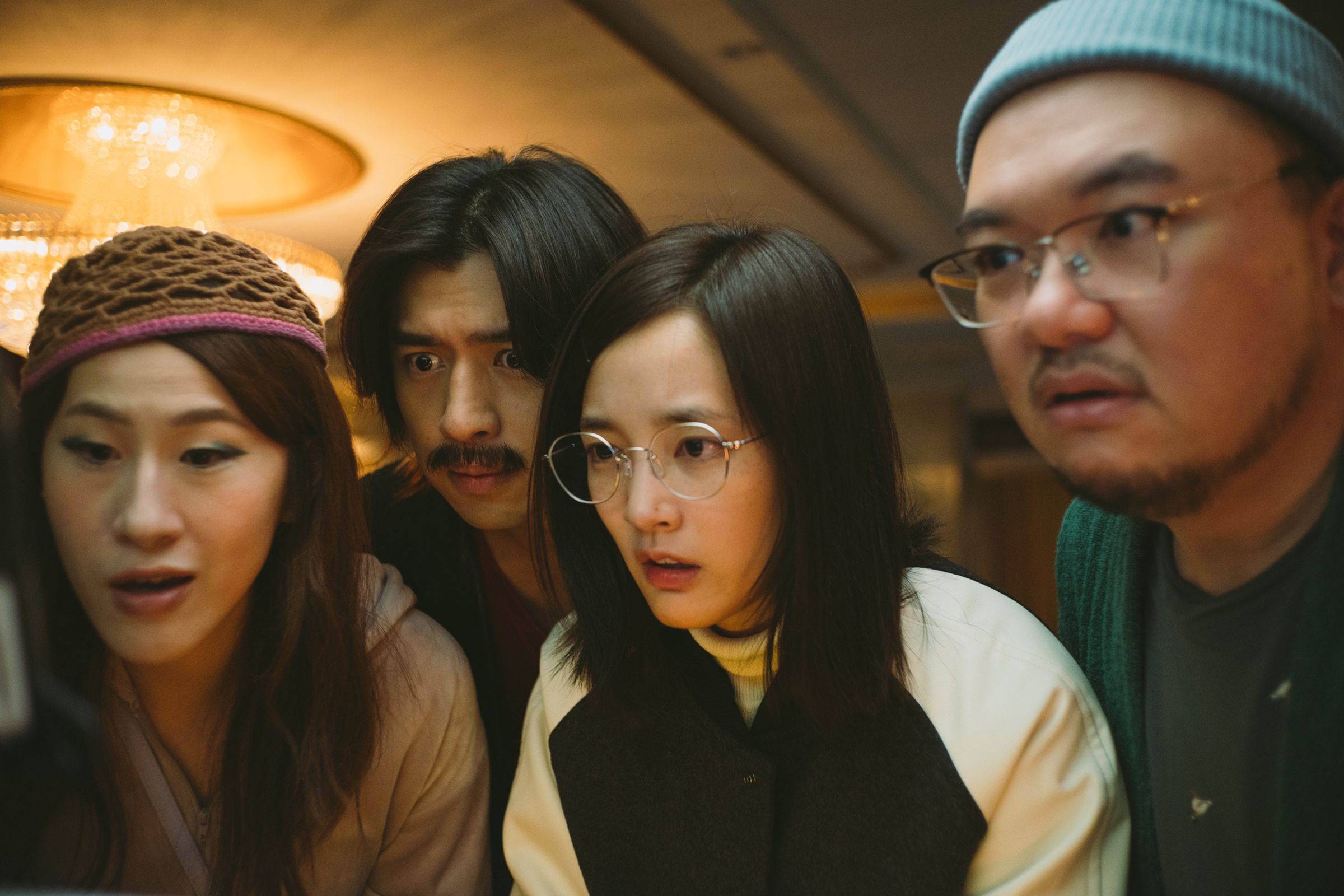 飾演「旺來五人幫」的百白（左起）、陳柏霖、王淨、瘦瘦等人拍片時幾乎都在一起。（牽猴子提供）