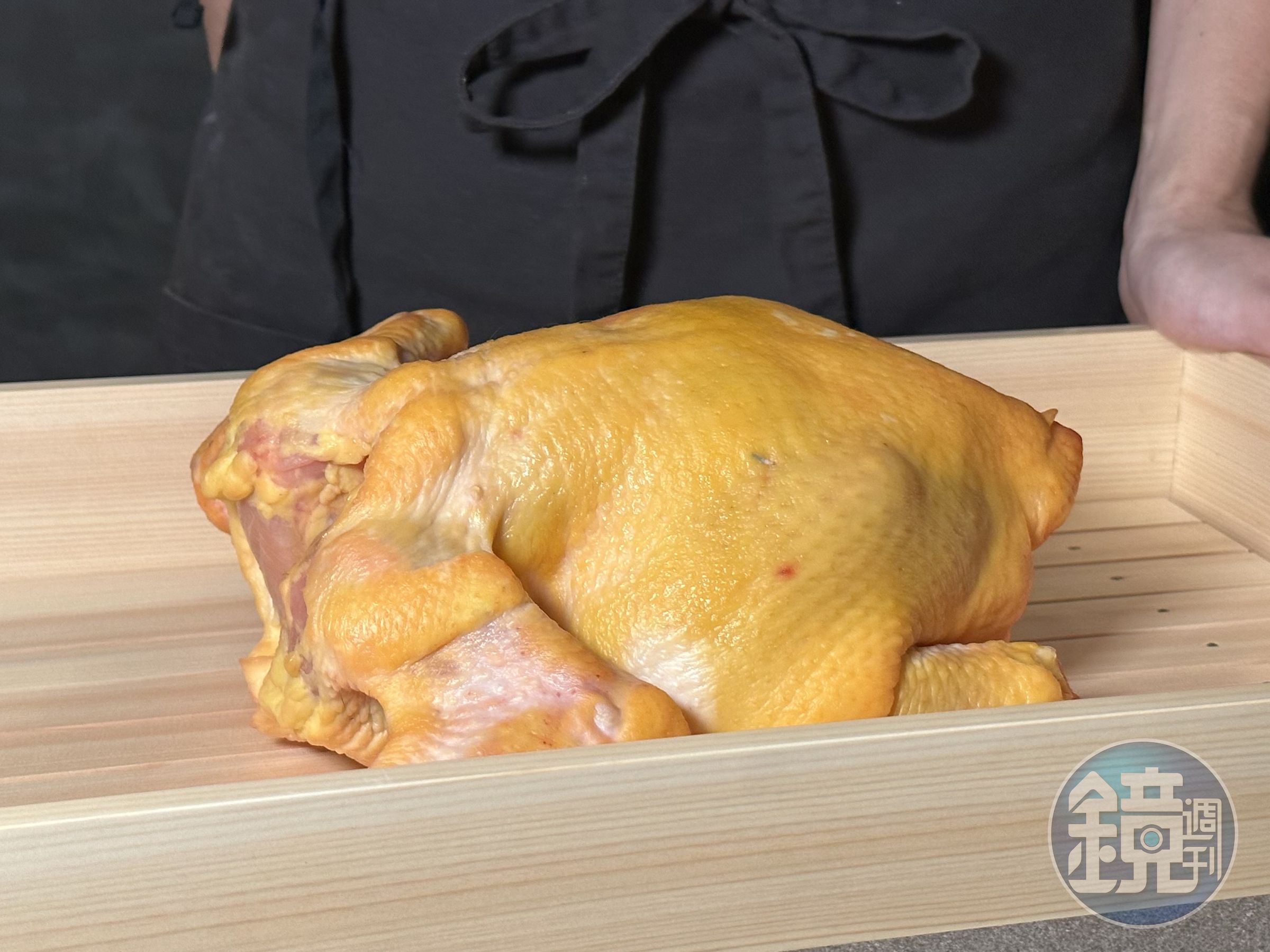 笠春介特地到台灣雞舍尋找優質品種雞,透過低溫熟成的方式,讓肉質、甜味更接近日本雞。
