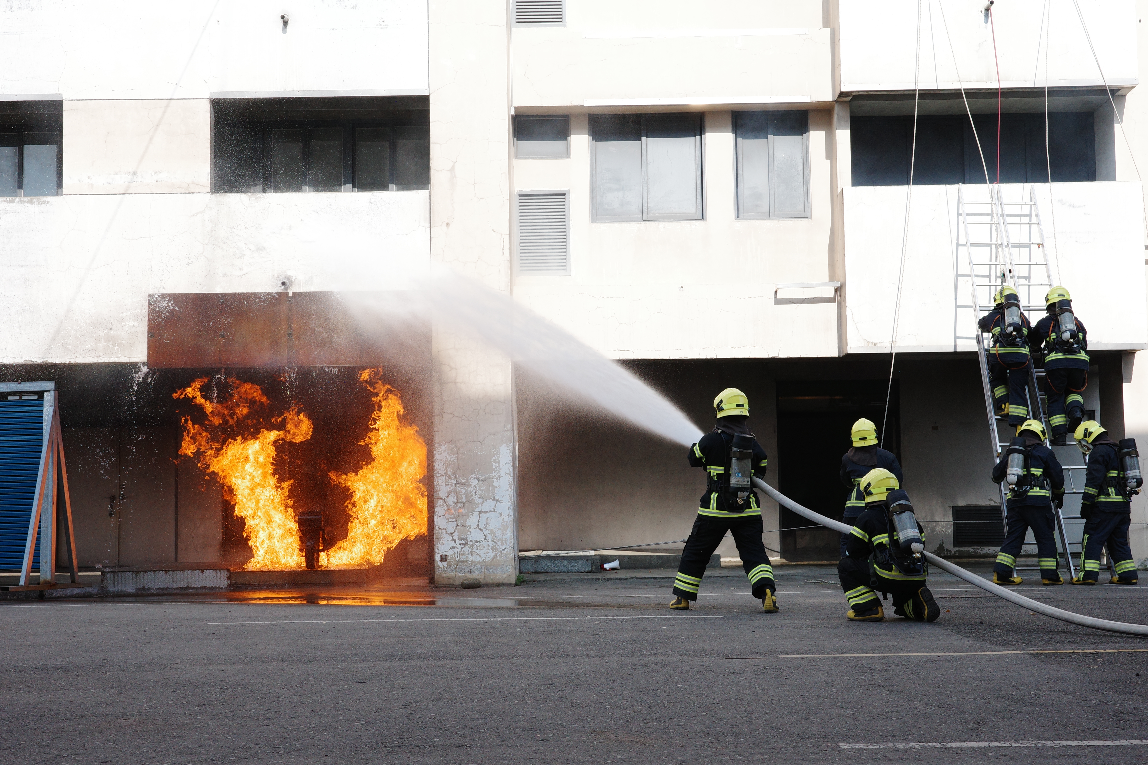 消防署上午在南投消防訓練中心舉辦「111年消防特考班結訓演練成果展。(消防署提供)