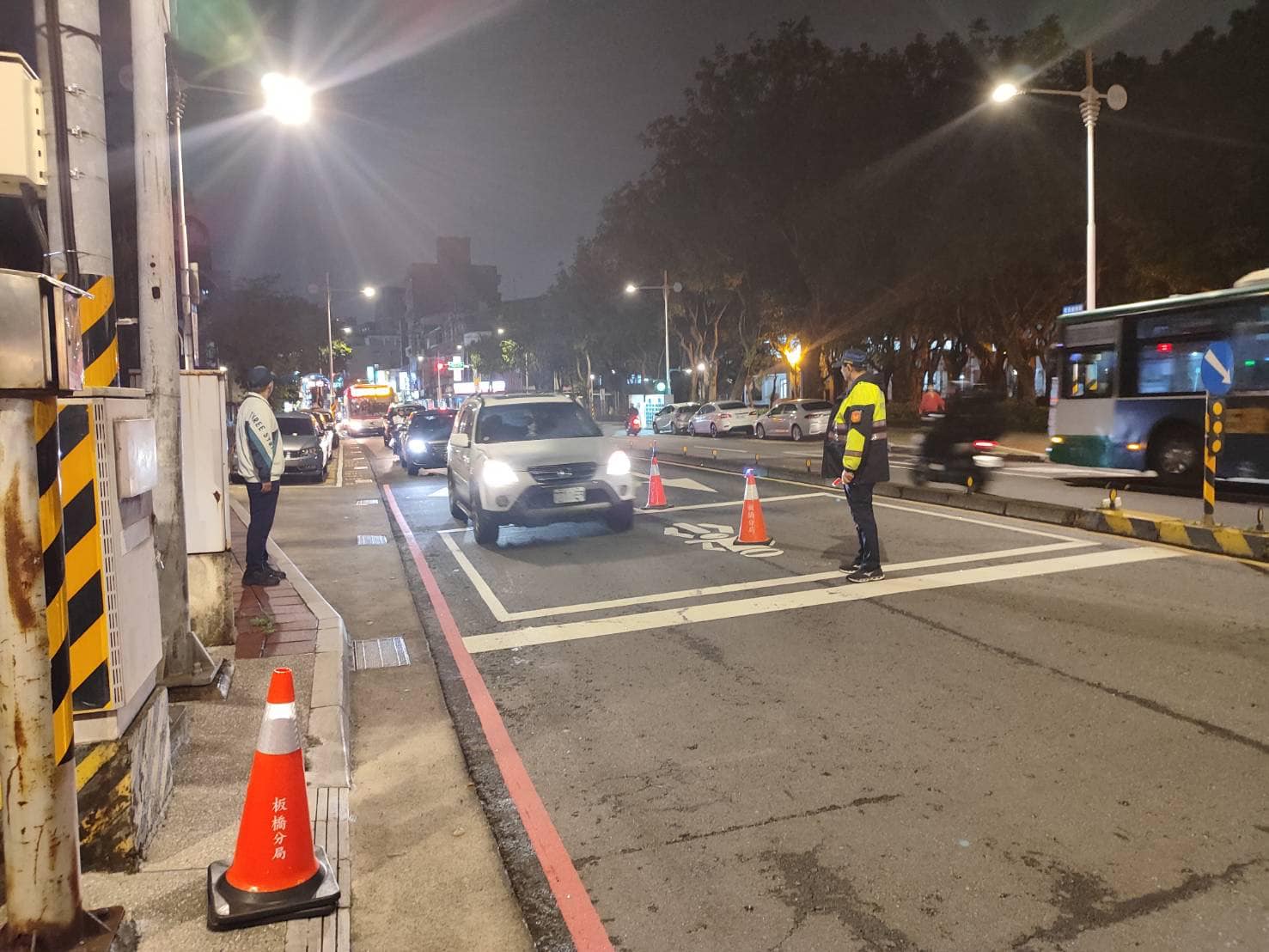 板橋監警聯合稽查執行「靖音專案」,夜間路檢取締21件違規。(翻攝自板橋警聲雲臉書)