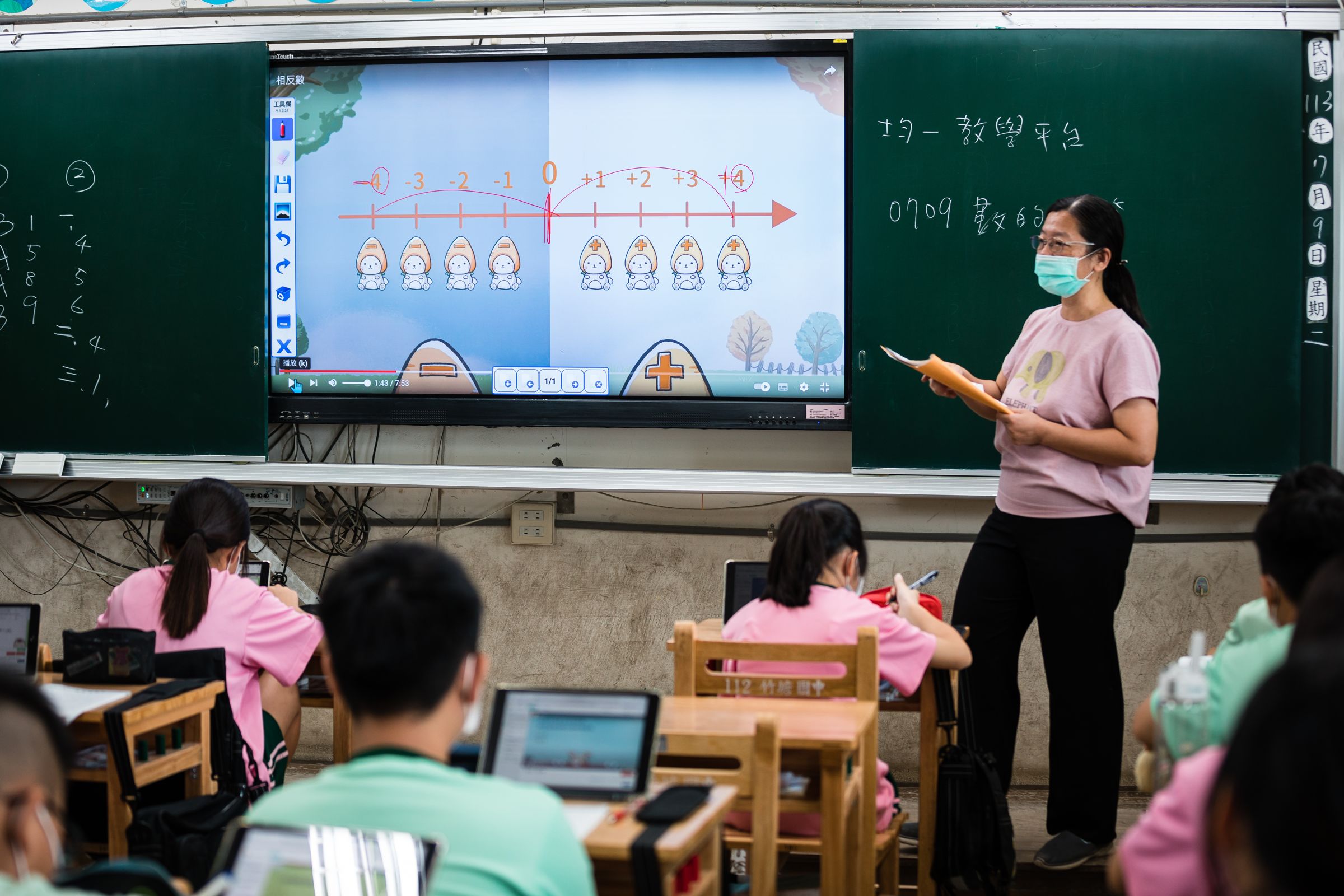 竹塘國中師生間共享iPad畫面,讓教學更活潑。