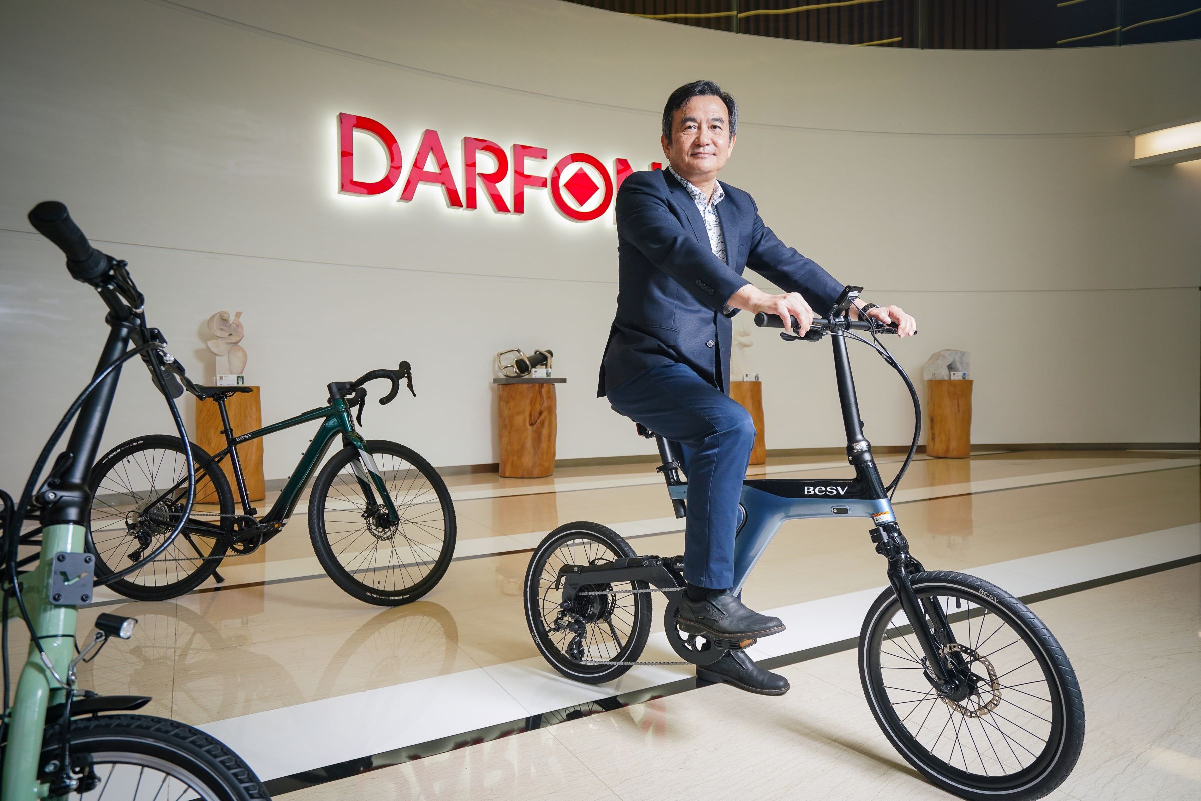 14年前，電子業專業戶、自行車產業門外漢的蘇開建，獨具慧眼、搶得先機，在傳統自行車大廠都還沒確定電動自行車這股新潮流下，跨界闖進電動自行車領域。