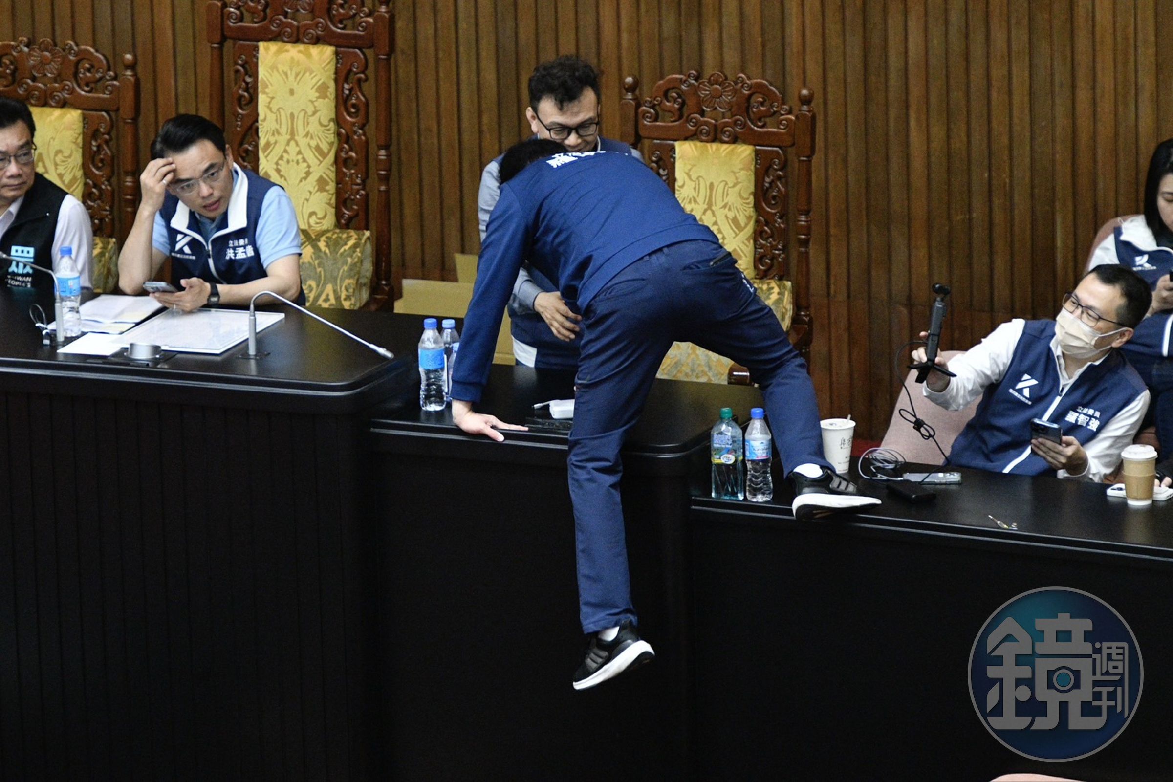 立法院議場今日爆發激烈肢體衝突,場面一片混亂。
