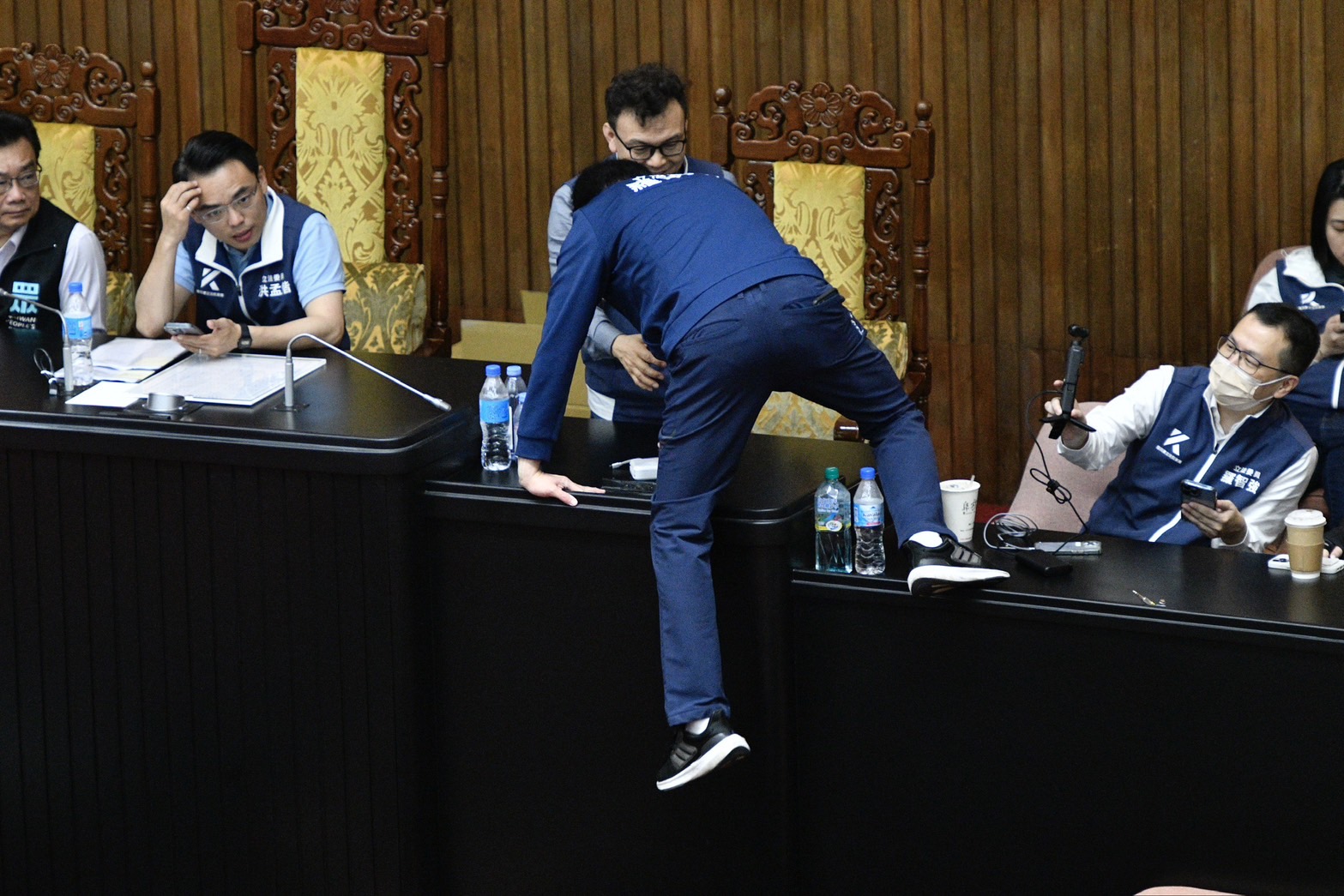 立法院議場今日爆發激烈肢體衝突，場面一片混亂。