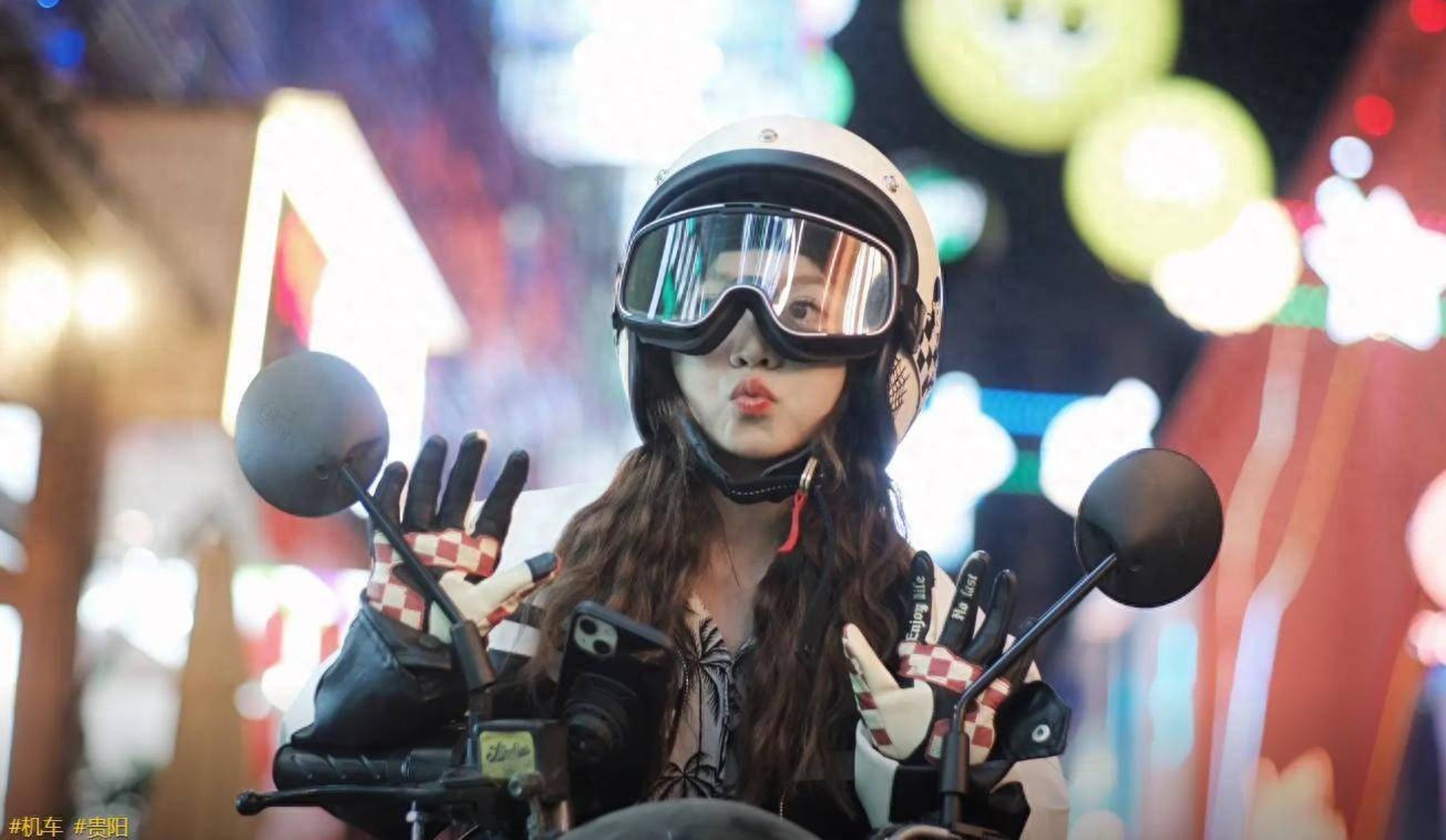 24歲百萬機車女網紅歐可愛日前開玩笑「睡海裡」結果真溺斃,車禍墜河、窗戶鎖死逃不出而身亡。(翻攝網路)