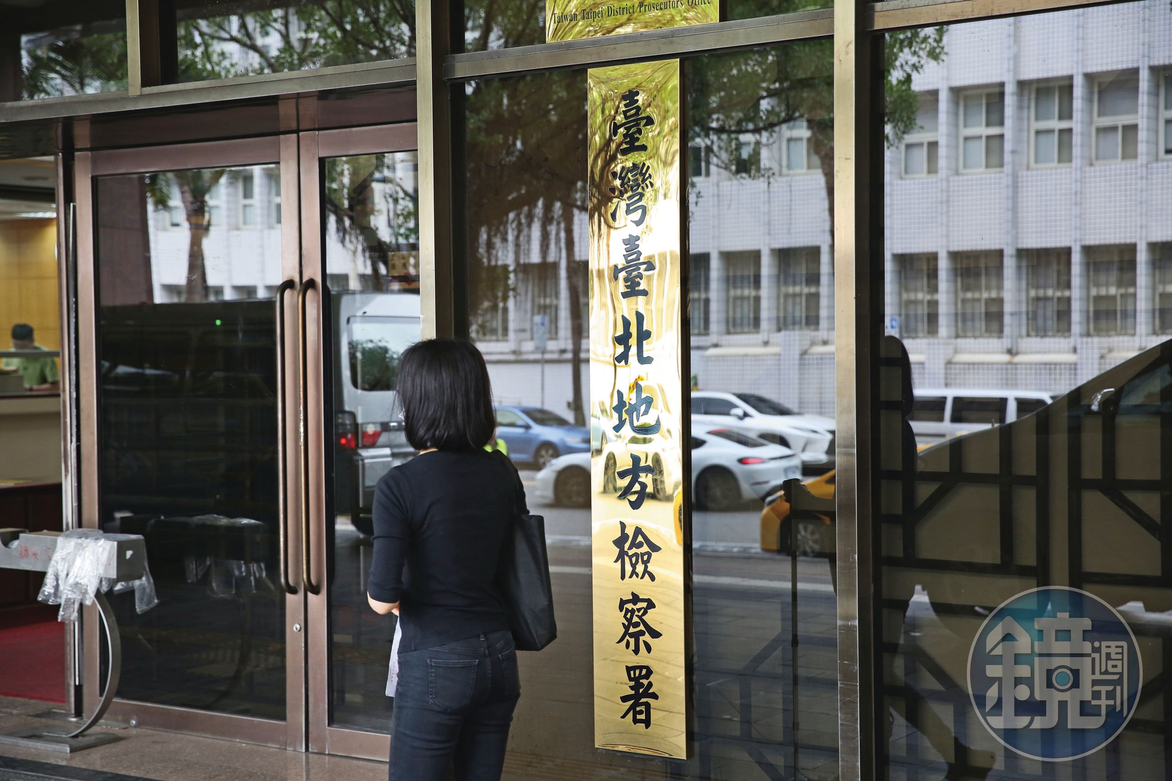 李姓男子在北車突然猛踹菲律賓女童,遭逮捕後移送北檢偵訊,稍早遭聲押。