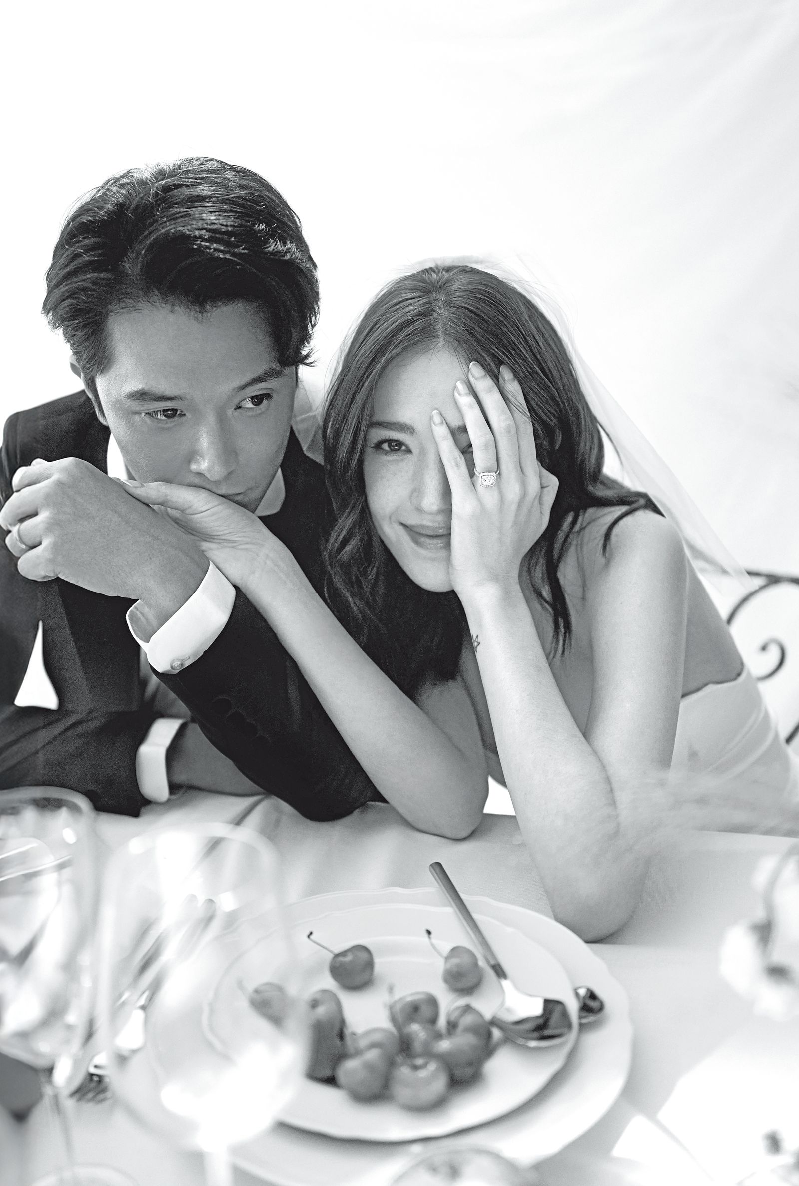 許瑋甯（右）和邱澤（左）的婚紗照相當甜蜜，也特別呈現生活感。（圖／夏朵創意行銷提供）