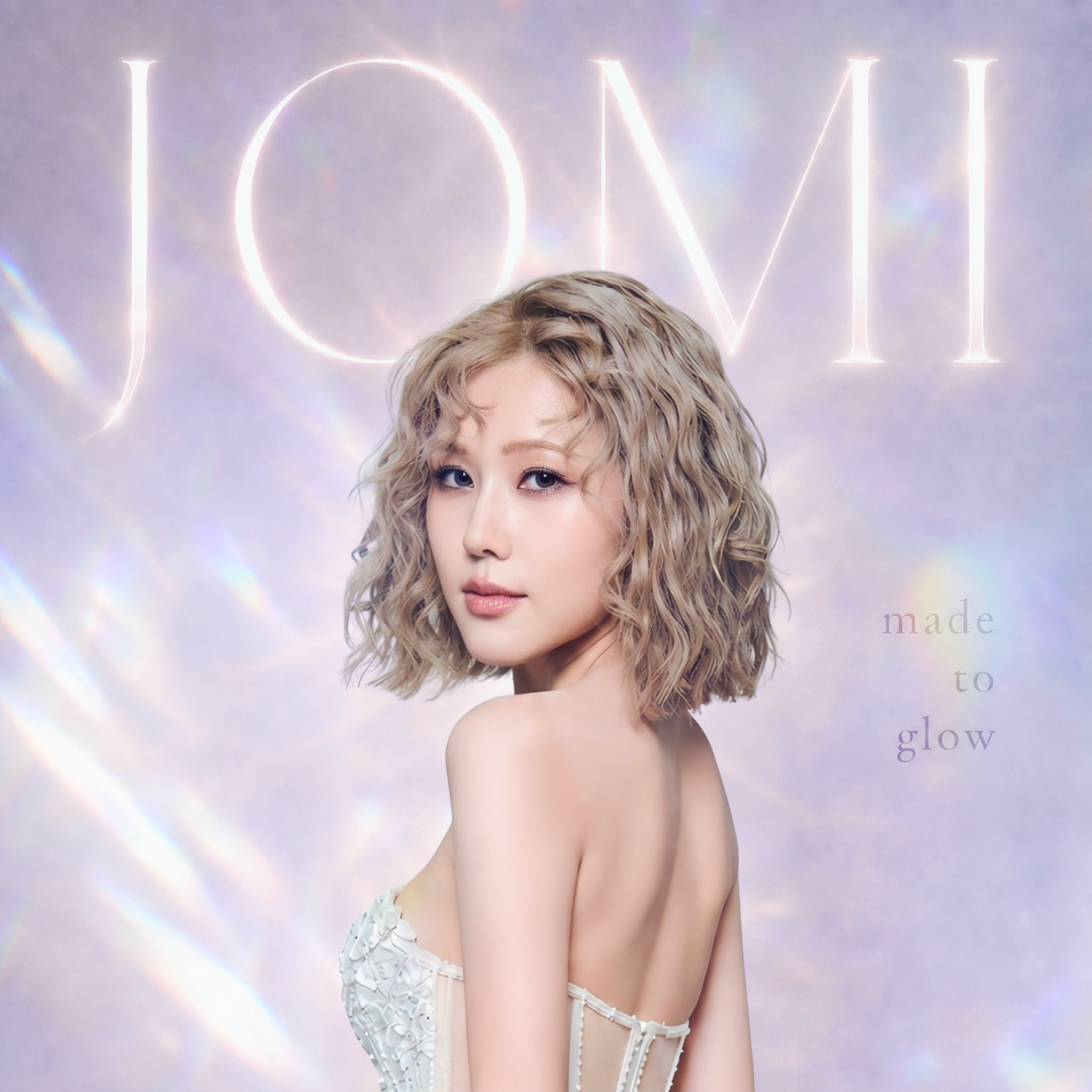 JOMI 周蜜身穿莯沐婚紗歐美高訂禮服拍攝單曲〈made to glow〉宣傳照，以柔和光影呼應藍月之夜的微光意象。(TASTAR時代創藝娛樂提供)