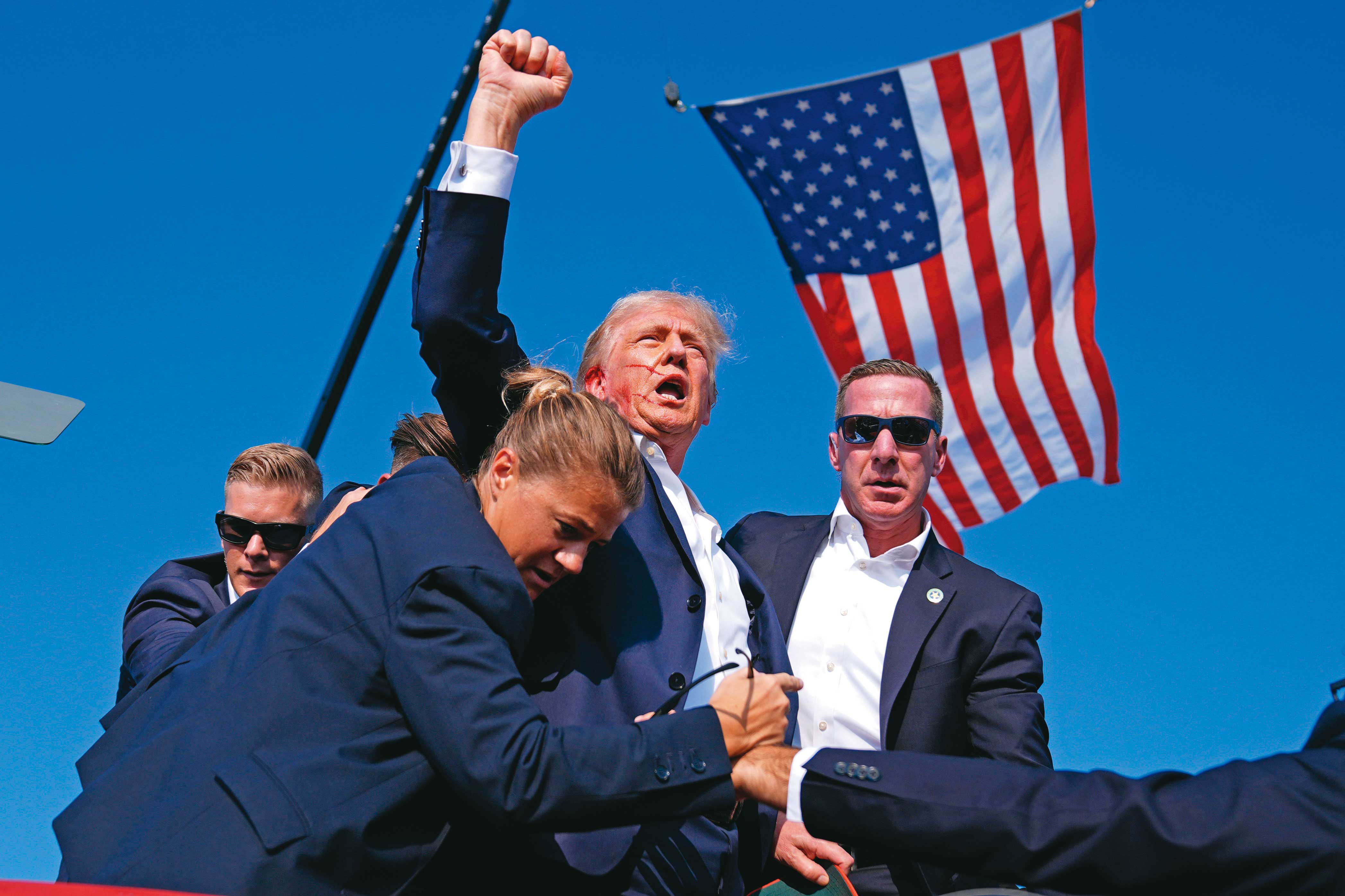 美國總統候選人川普在造勢會場上遭到槍擊，子彈擦過右耳，震驚國際。（達志影像）