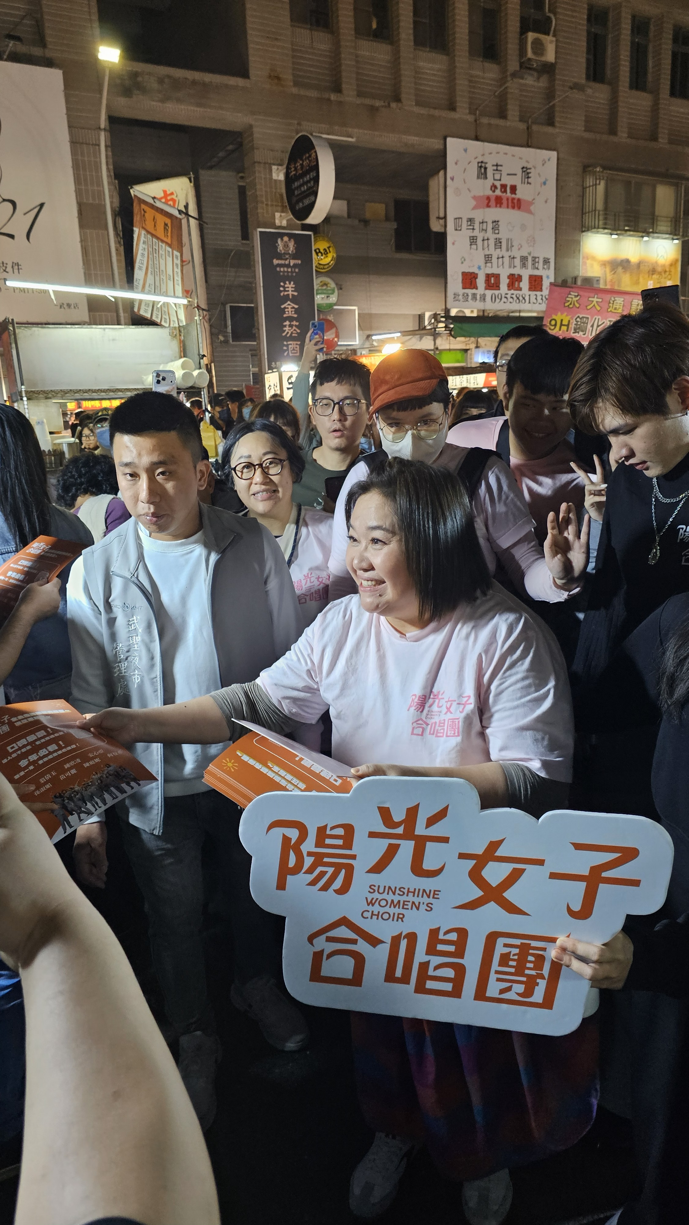 由於電影哭點爆多，連鎖影城在影廳外發放面紙，安心亞也幫忙發放。（壹壹喜喜提供）