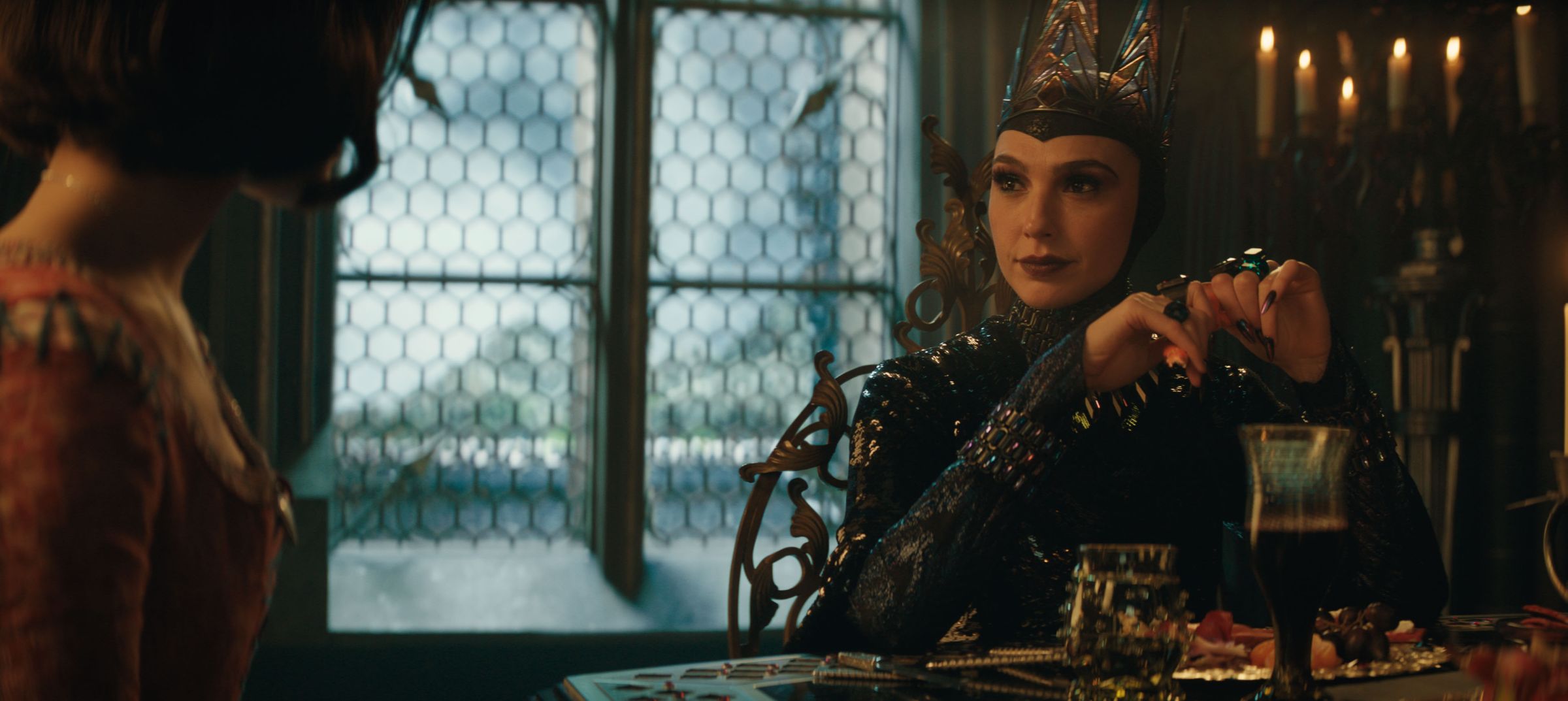 蓋兒加朵初試反派啼聲，真人版《白雪公主》飾演壞皇后。（迪士尼提供）