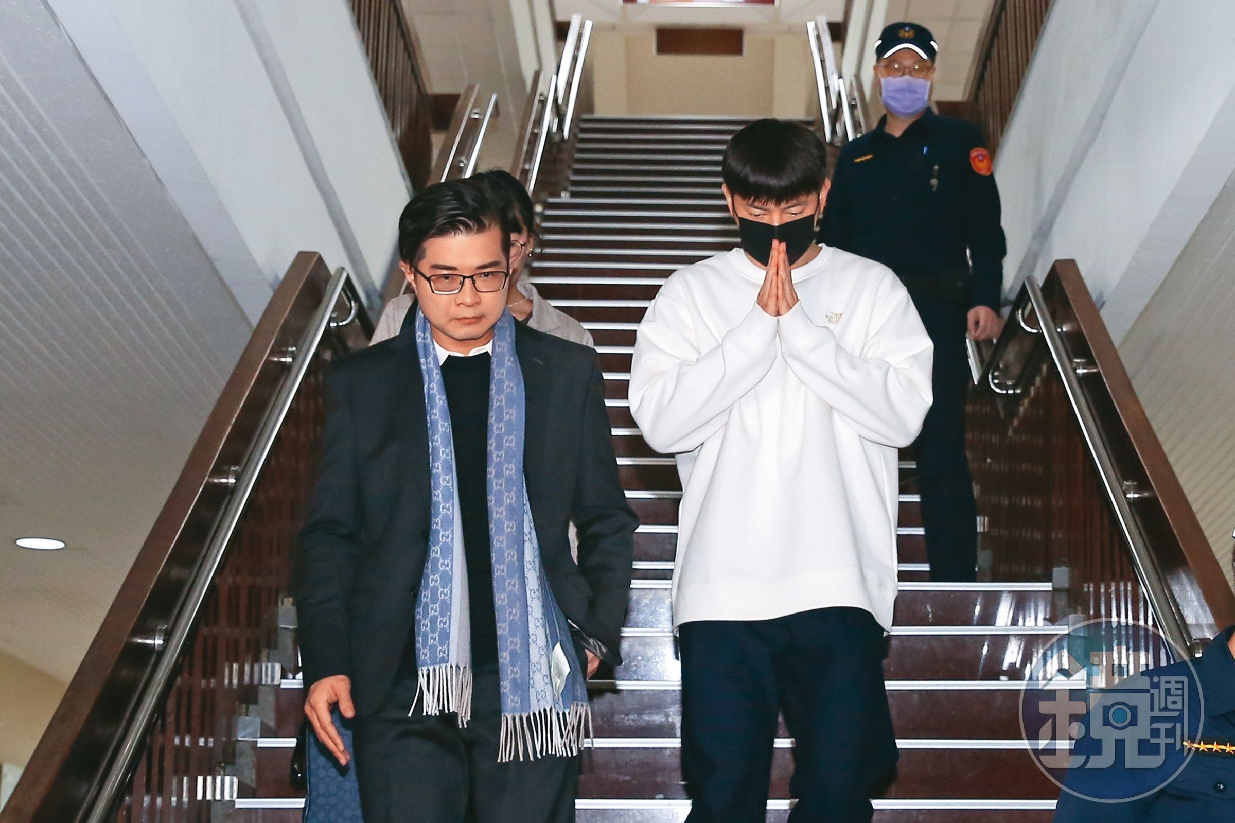 身穿白衣出庭的宥勝涉嫌強制猥褻女同事,案件審理期間傳訊給被害人、證人想串證,讓法官痛斥「無悔悟之心」,後來態度大轉變鞠躬道歉,表示對於過去犯的錯「很後悔、非常愧疚」,希望爭取緩刑。