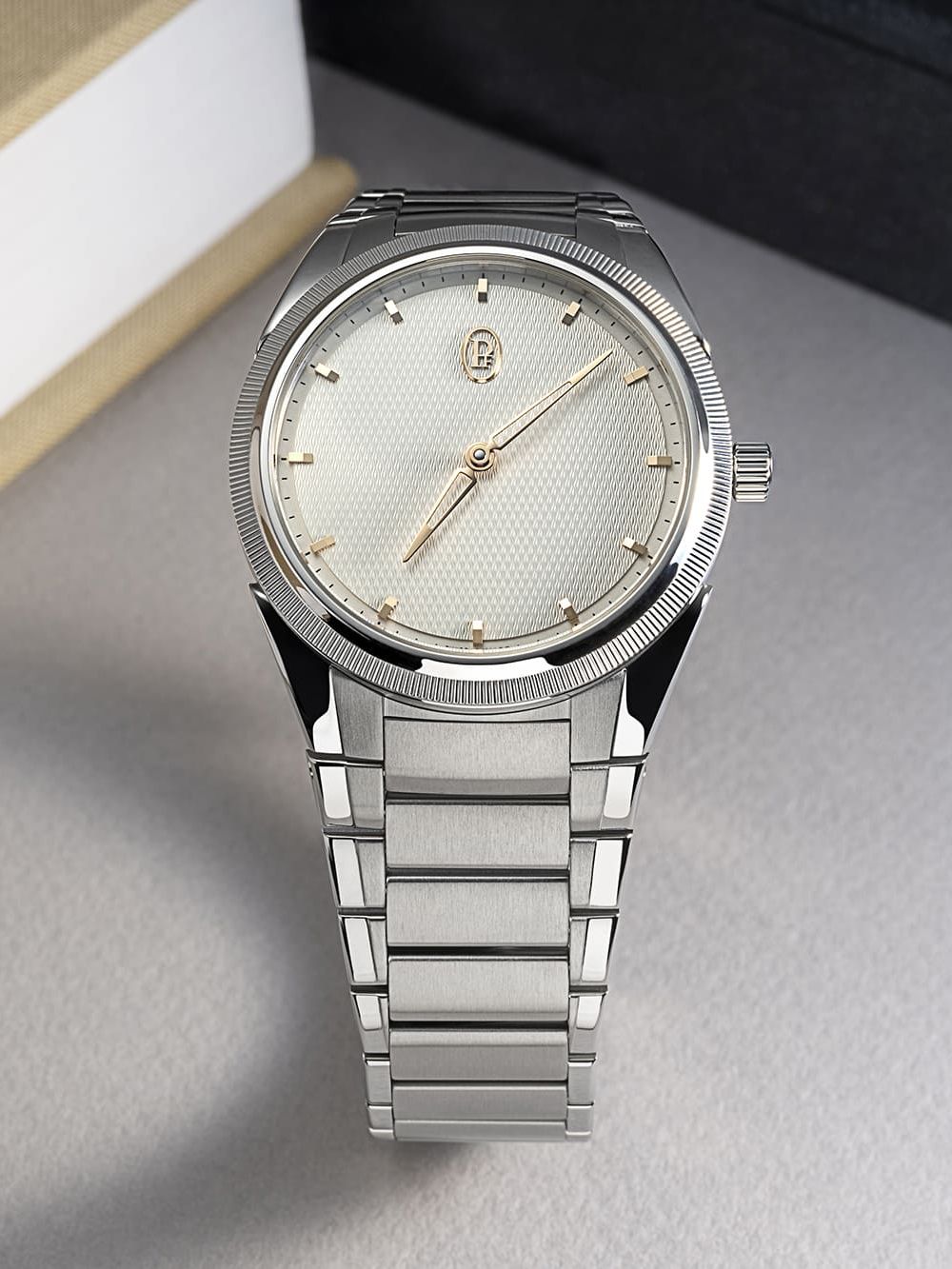 帕瑪強尼攜手新加坡「先施名品鐘錶」推出全新獨家腕錶Tonda PF 36mm「Sunlit Ivory 象牙米」SHH特別版，精鋼錶殼鍊帶配以鉑金錶圈，定價NT$850,800。限量50只。