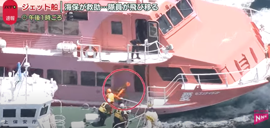 日本海保人員肉身飛跳，到高速船上進行救援任務。（翻自《日本電視台》YT）