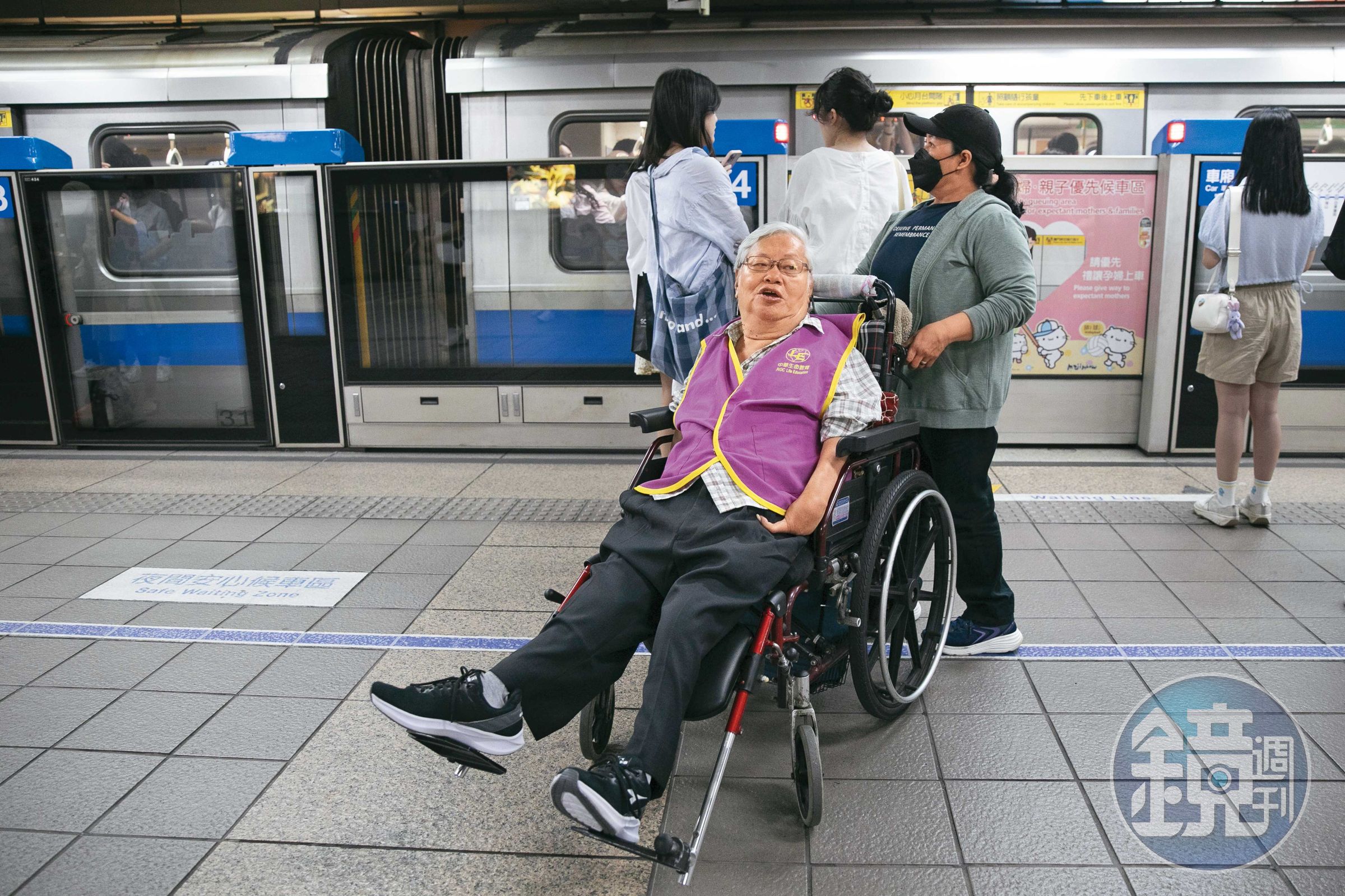 劉天富需要外籍看護協助生活起居，他也是捷運族，出門都搭捷運。