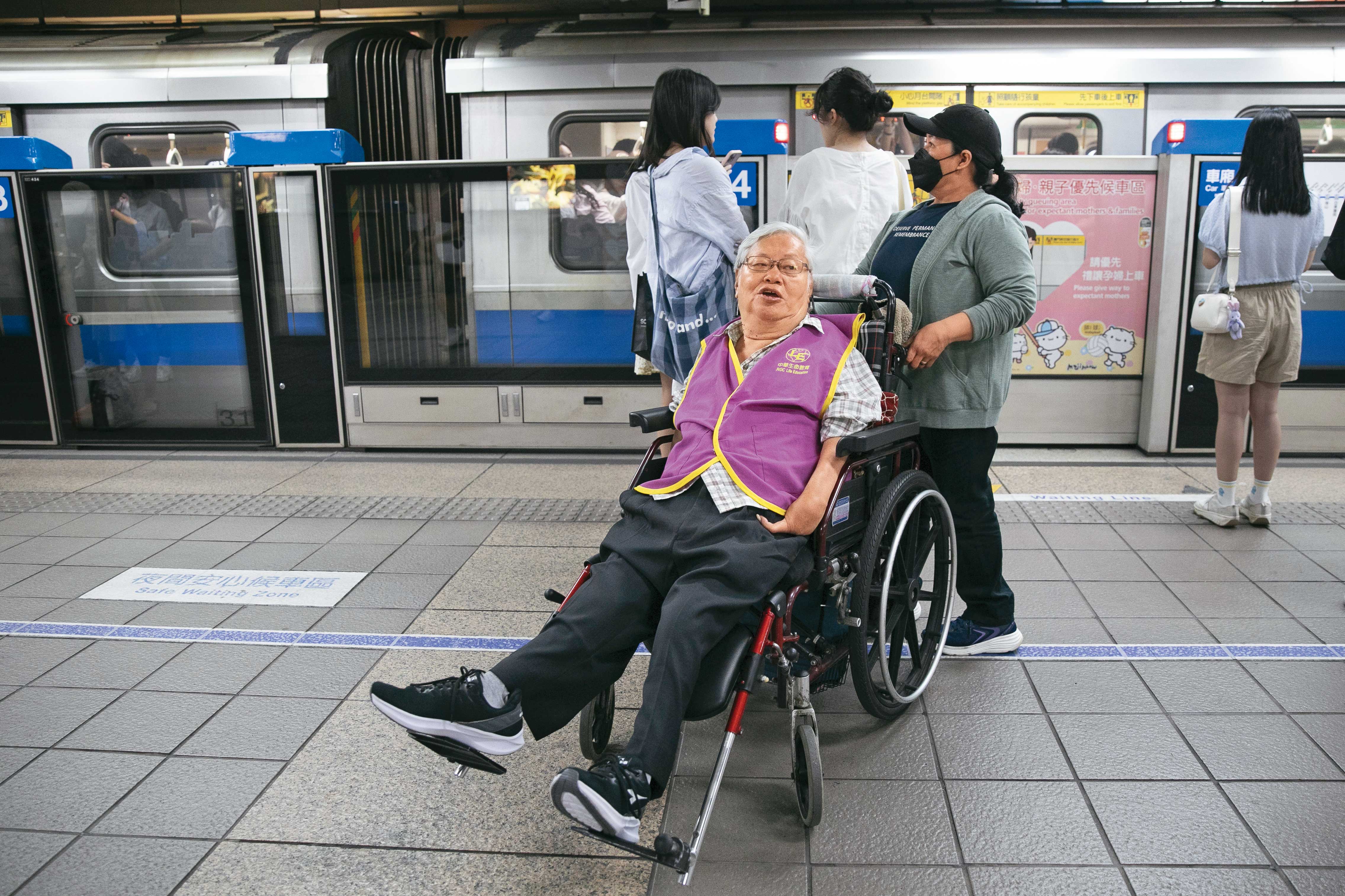 劉天富需要外籍看護協助生活起居，他也是捷運族，出門都搭捷運。