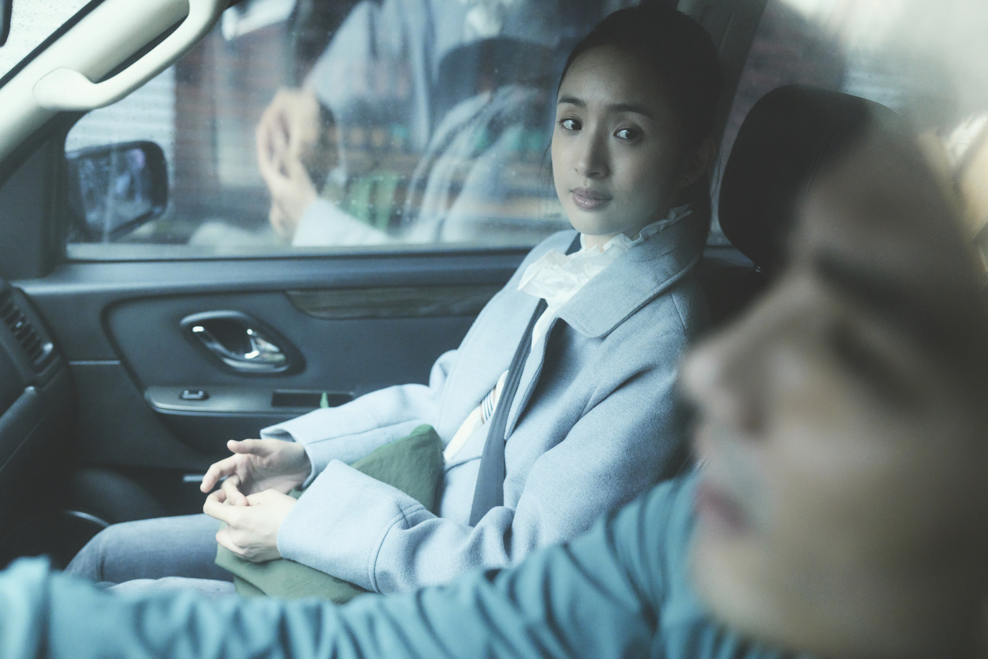 林依晨飾演「心眼很多」的介入者。（公視、MyVideo提供）