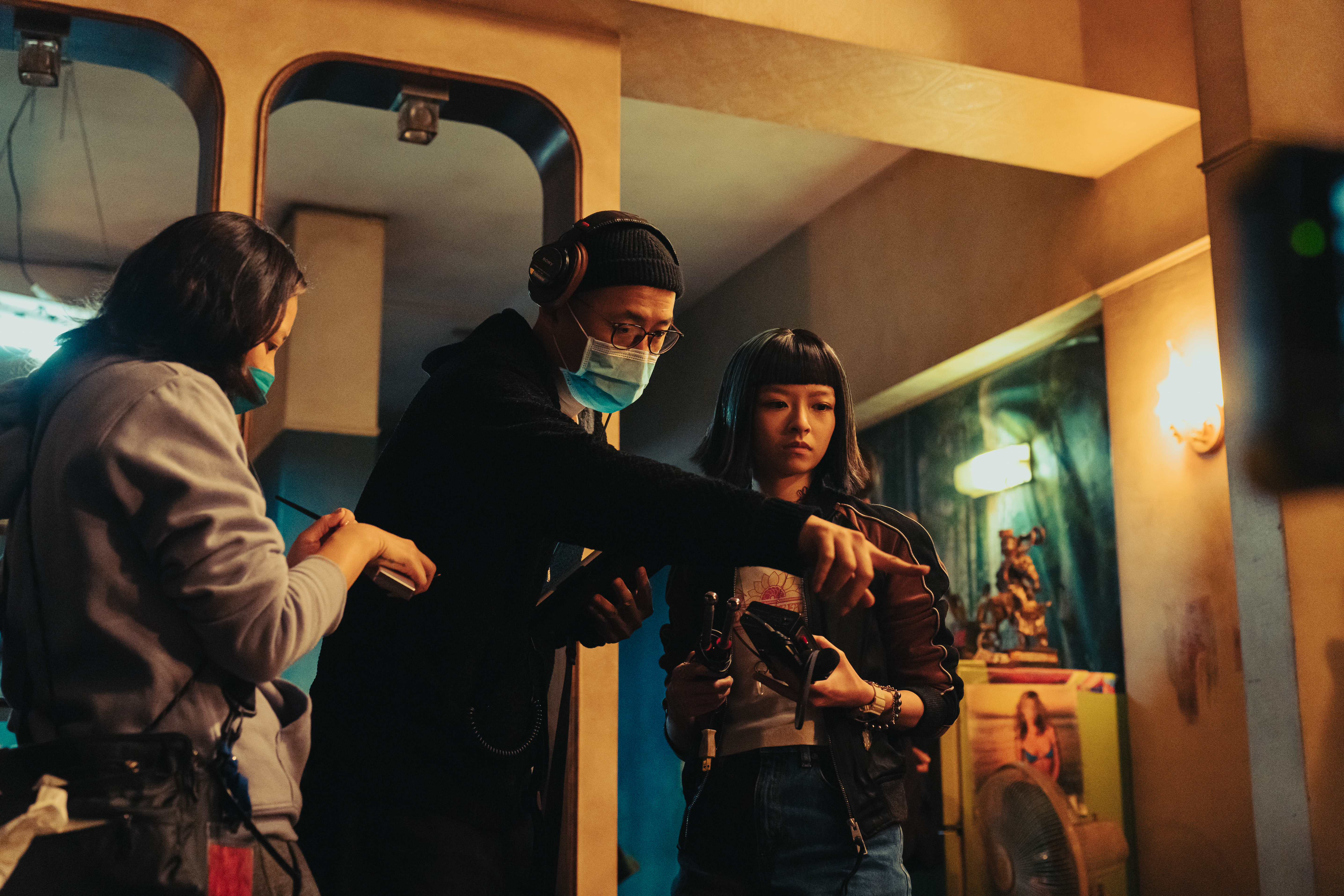 首次擔任導演的管偉傑（中）在現場與陳妍霏（右）討論拍攝相關細節。 （Netflix提供）    
