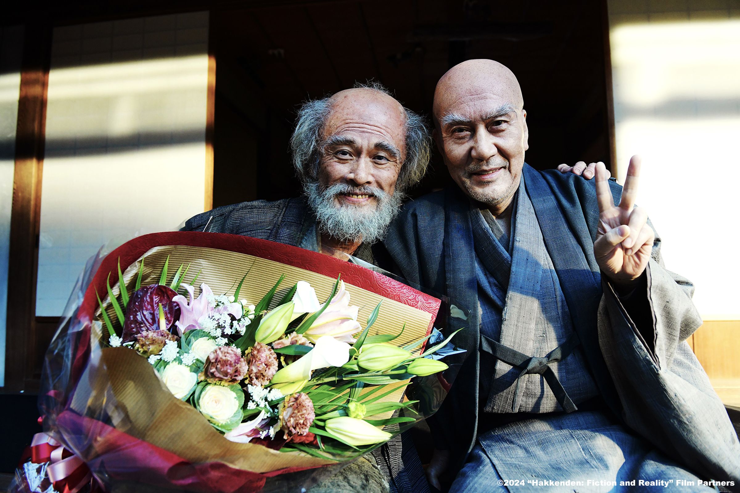 役所廣司（右）與內野聖陽殺青後開心合影。（原創娛樂提供）