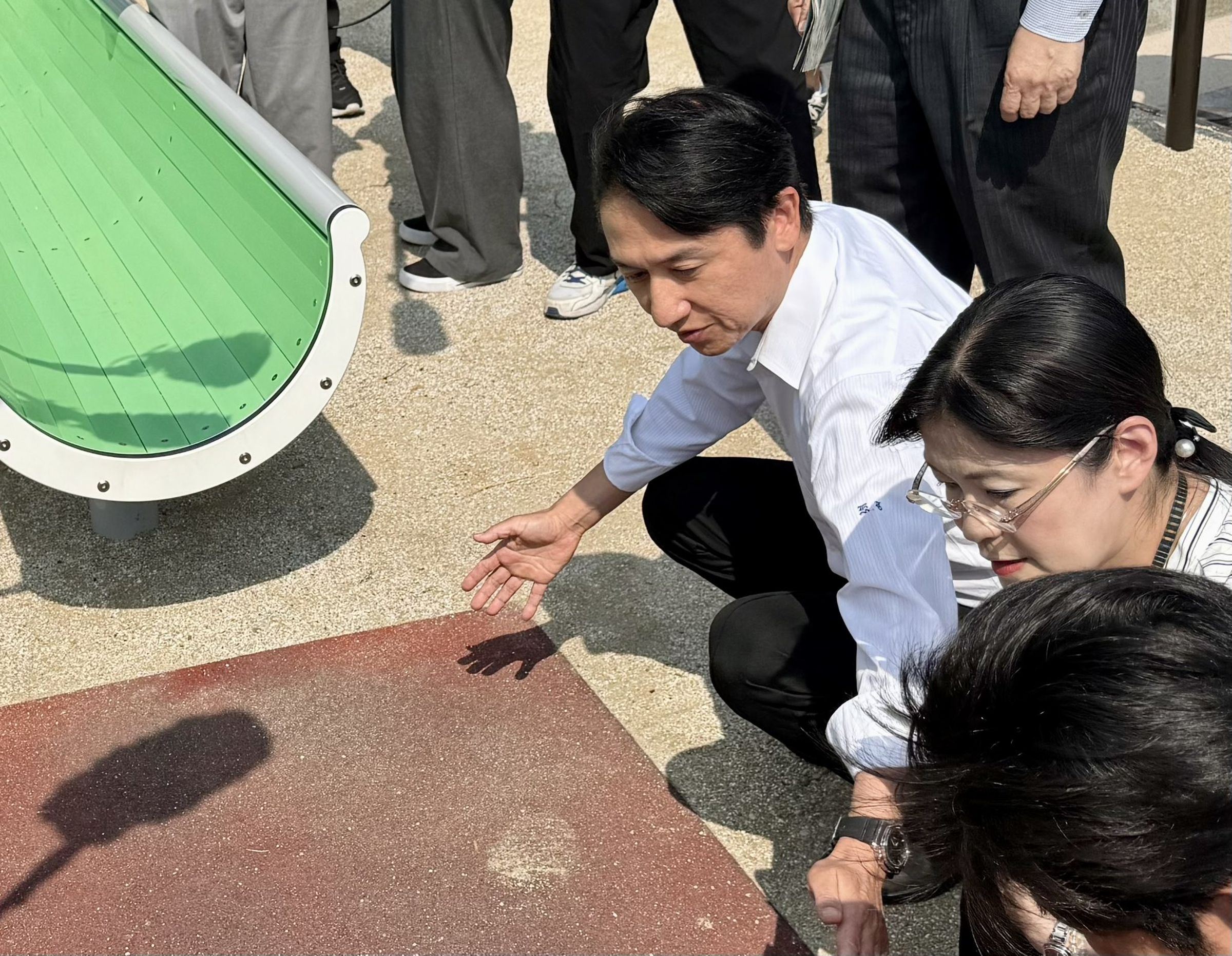 武内和久視察溜滑梯的設計問題，要求提出檢討並盡快改善。（翻攝自X @takeuchikazhisa）