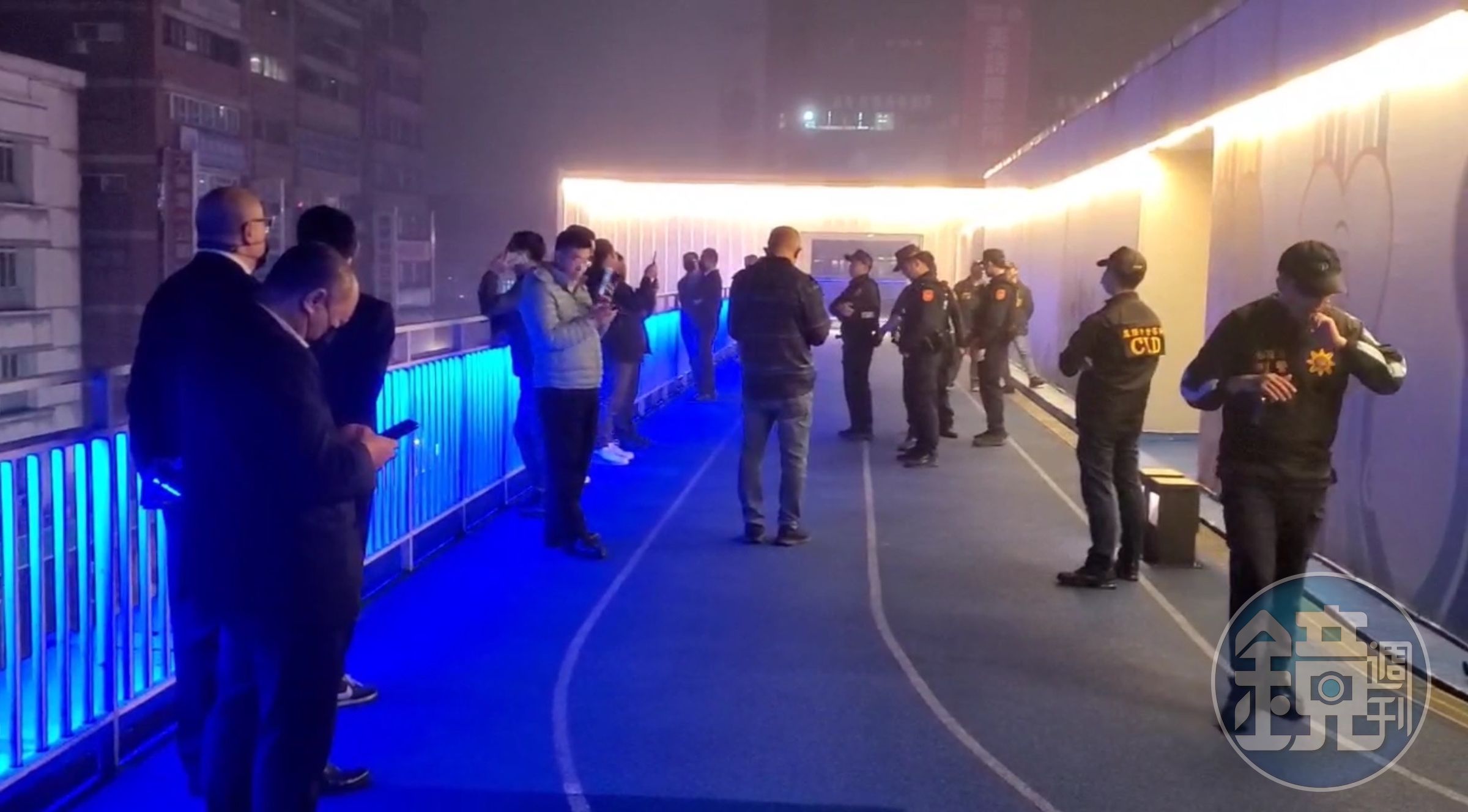 微風今晨在大批優勢警力配合下,鋸門換鎖入主NET一手打造東岸廣場。(讀者提供)
