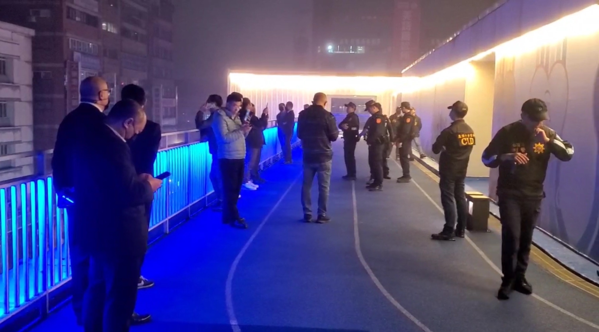微風今晨在大批優勢警力配合下,鋸門換鎖入主NET一手打造東岸廣場。(讀者提供)
