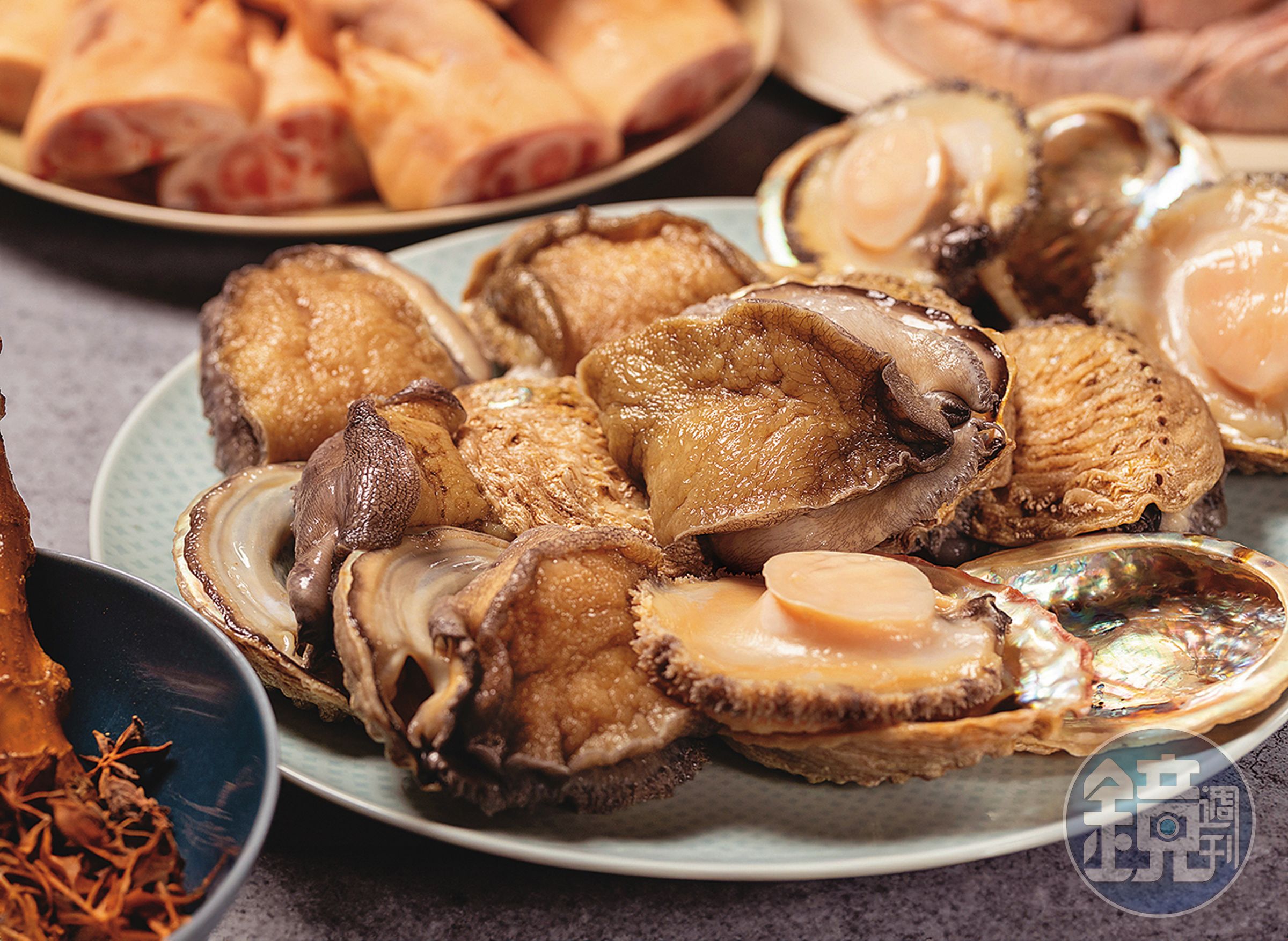 新鮮鮑魚可以變化出或清淡或濃郁的 口味，幫年菜餐桌增添豐盛感。