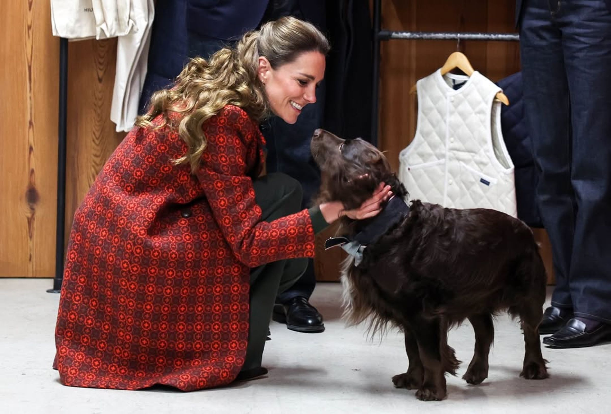 凱特王妃與牛仔褲工廠的7歲可卡犬Barney互動,相當可愛。(翻攝princeandprincessofwales IG)
