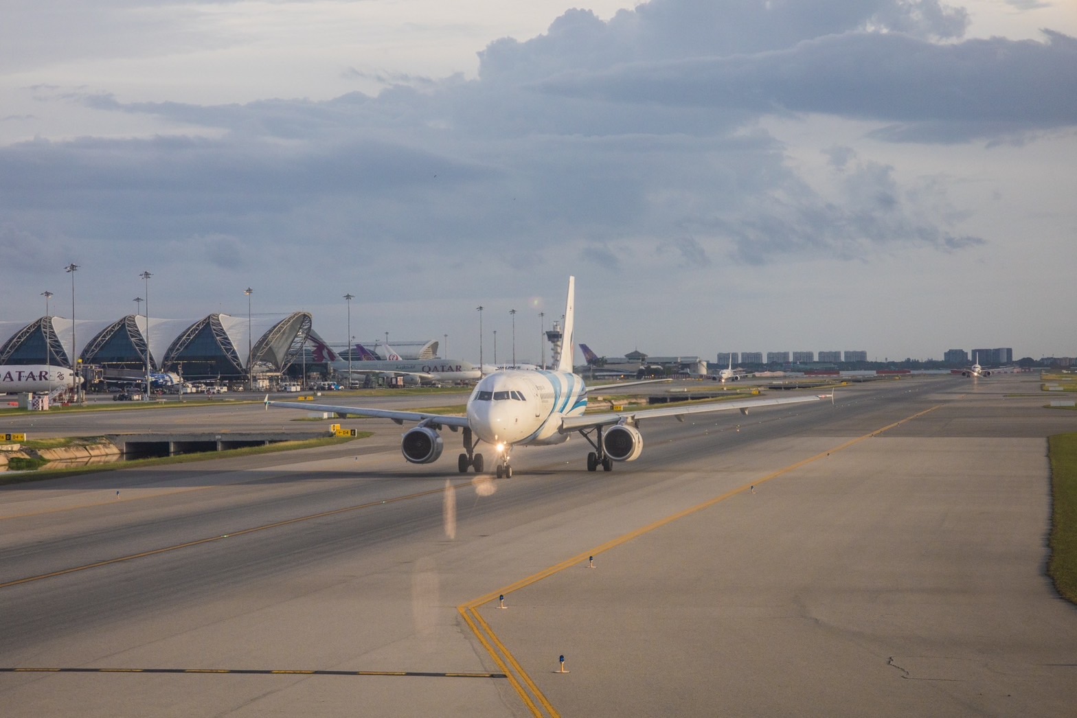 泰國旅遊業興盛，不過也衍生出非法居留等問題，近期泰國民航局就出手整治。（讀者提供）