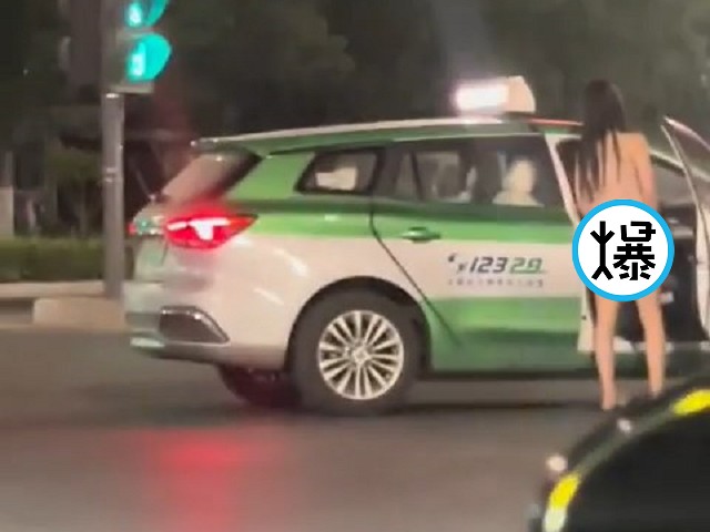 正妹也顧不得被別人看見她春光乍洩。（翻自Reddit）