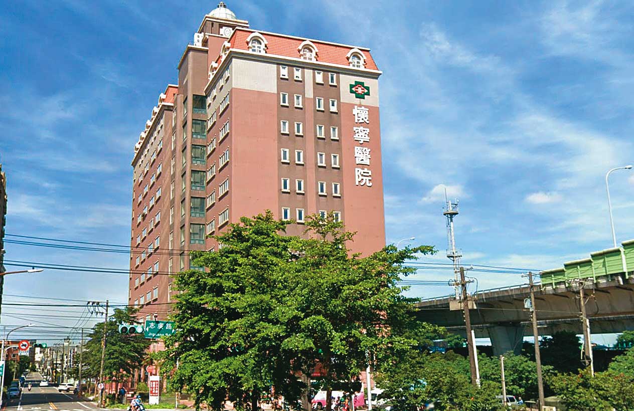 吳院長創辦的懷寧醫療體系，除了懷寧護理之家，還有懷寧醫院（圖）。（翻攝自GoogleMaps）