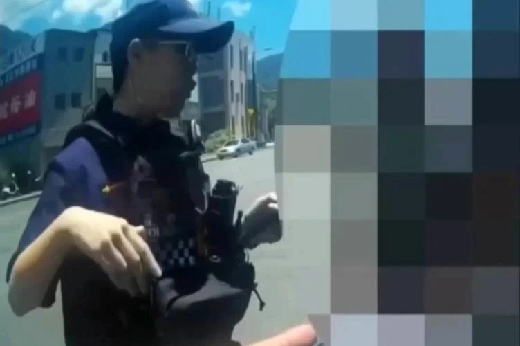 南澳鄉公所清潔隊員逆向毒駕,遭員警攔下後快篩呈陽性反應。(翻攝畫面)