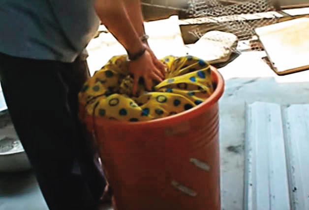 張鈞傑坦承將屍體裝進大垃圾桶並以水泥密封後，從鯉魚潭邊坡往下丟。（示意圖，翻攝東森新聞）