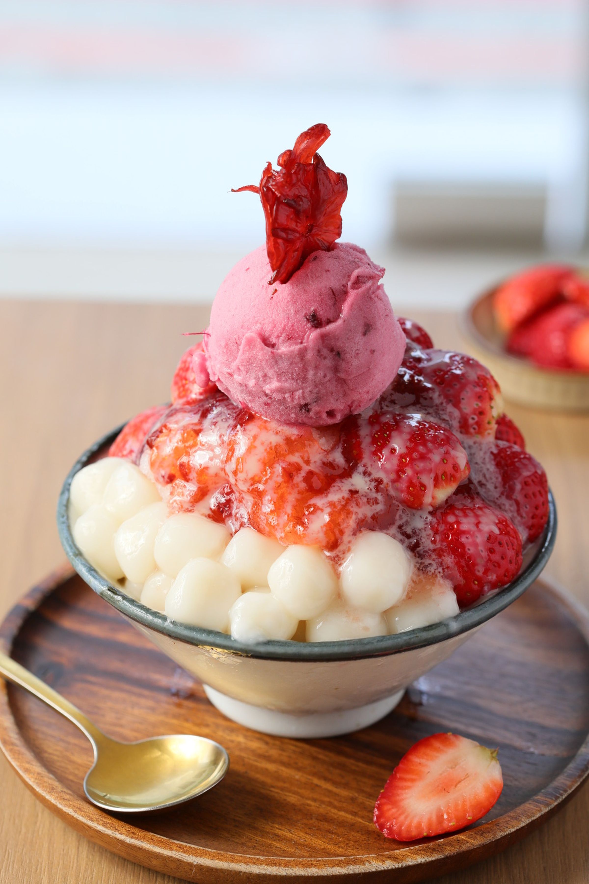 「貨室甜品」今年限定的「洛花春莓」是洛神與草莓的雙重奏，元宵必吃的湯圓也軋一角，視覺、味覺都滿足。（270元/份）
