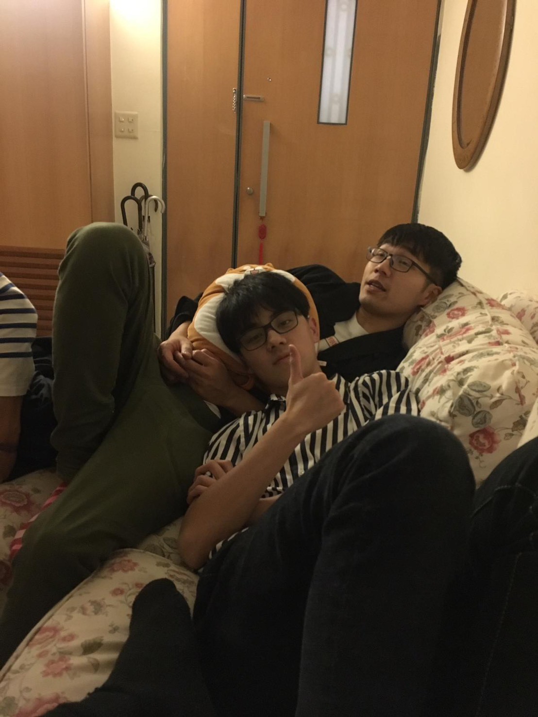 李駿碩（後）、張迪文（前）在短片《吊吊揈》合作，長片《眾生相》也合作，他形容那樣的關係好似蔡明亮跟李康生。（佳映娛樂提供）