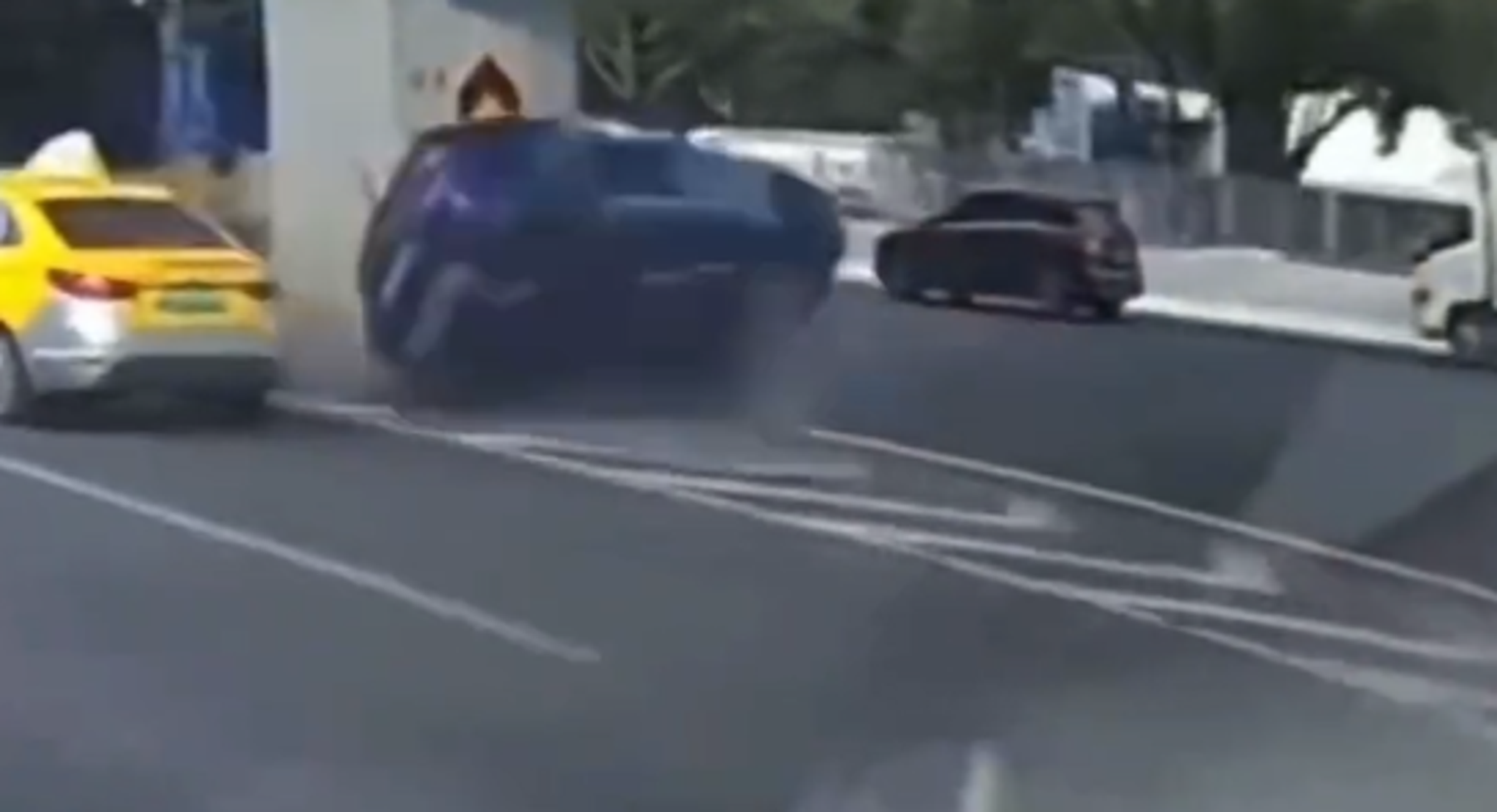 豪車跟小黃軋車下場慘!駕駛被活燒死,計程車安全閃過。(翻自X平台)