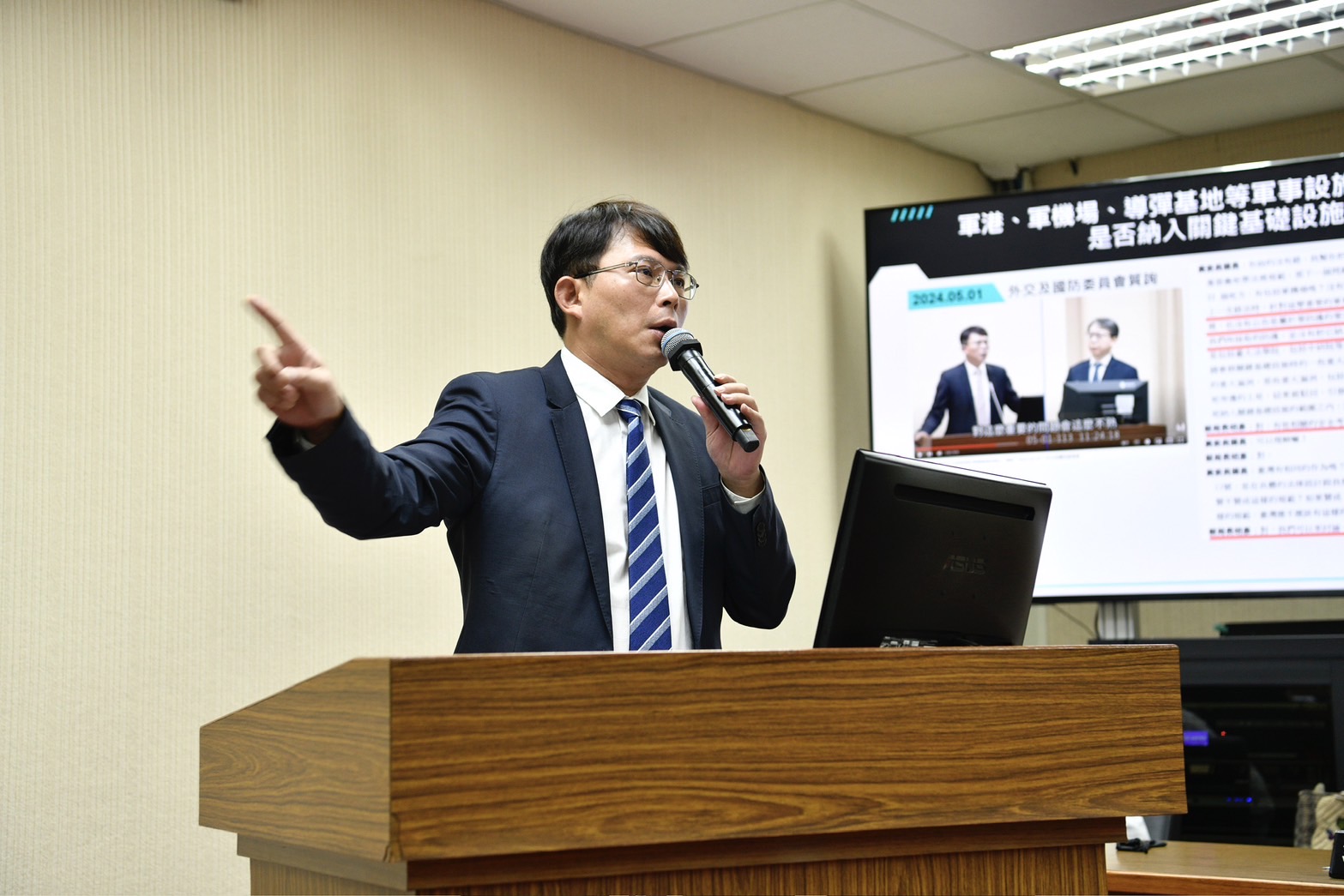 李正皓卻出示公文酸黃國昌「為何貴辦公室對謝宜容這麼溫柔？我真的很好奇？」（本刊資料照）