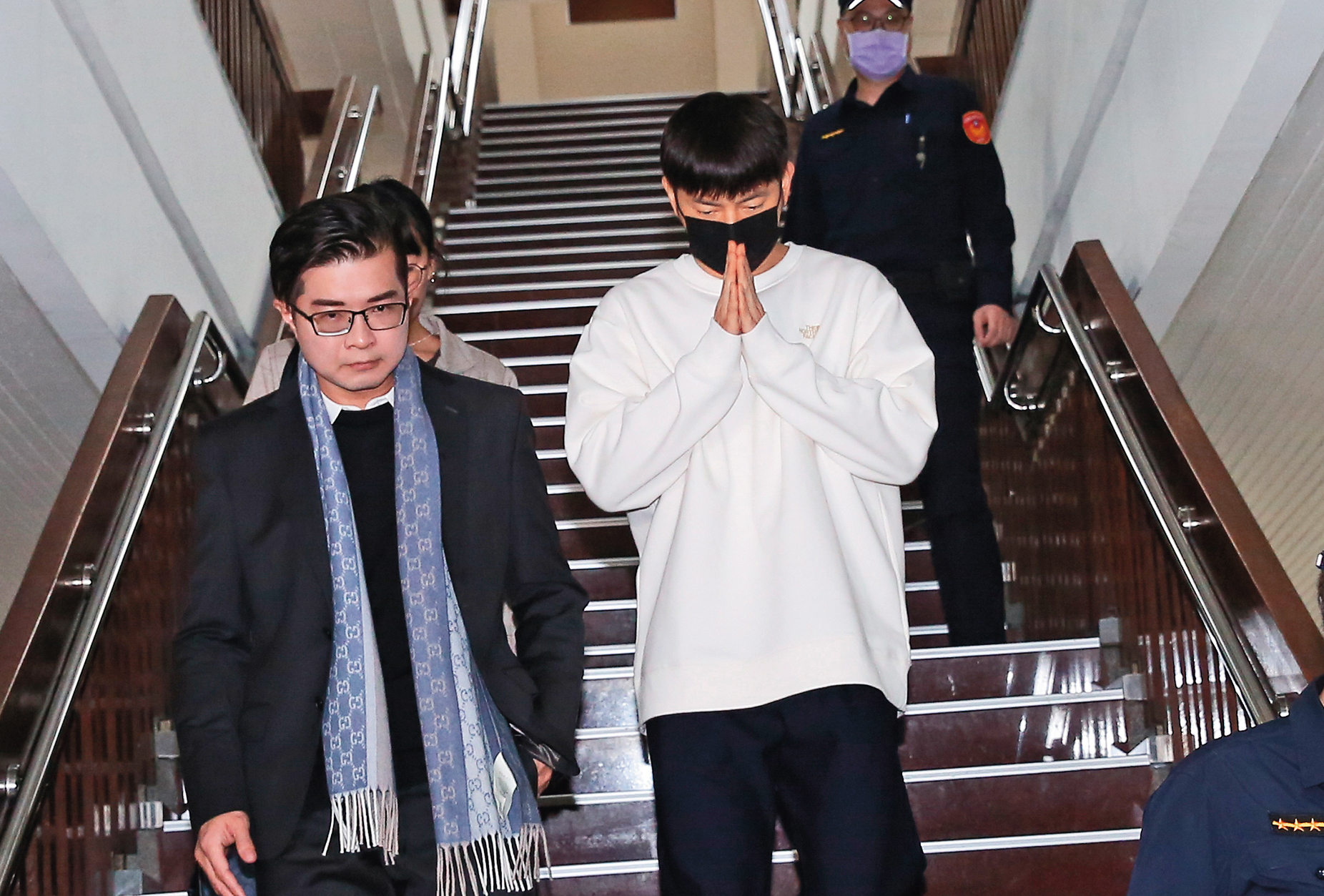 宥勝穿著THE NORTH FACE白色衛衣，現身法院。